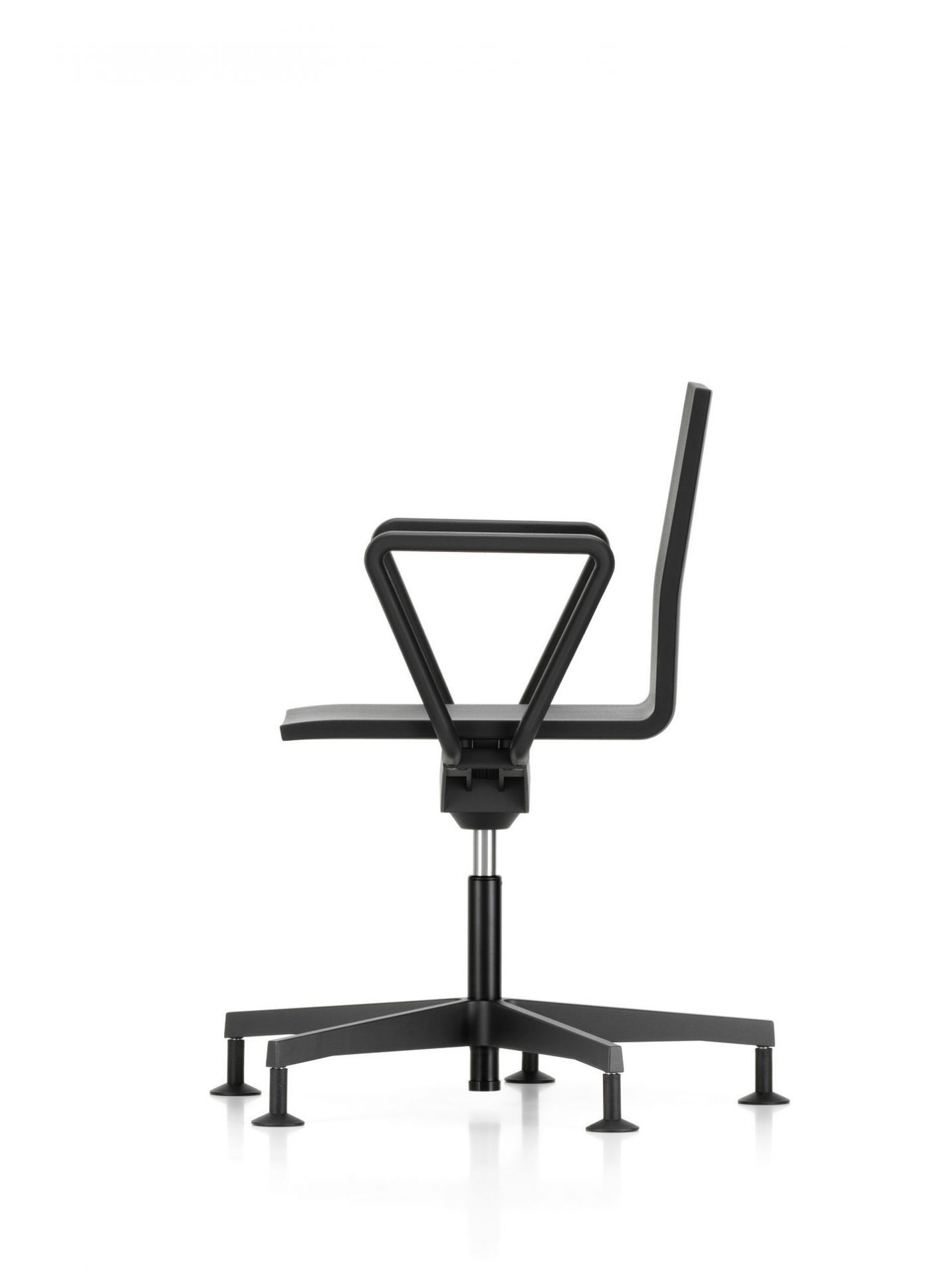 Schwarzer .04 Bürodrehstuhl von Vitra mit Armlehnen, Ansicht von hinten, ergonomischer Arbeitsstuhl für Büro.