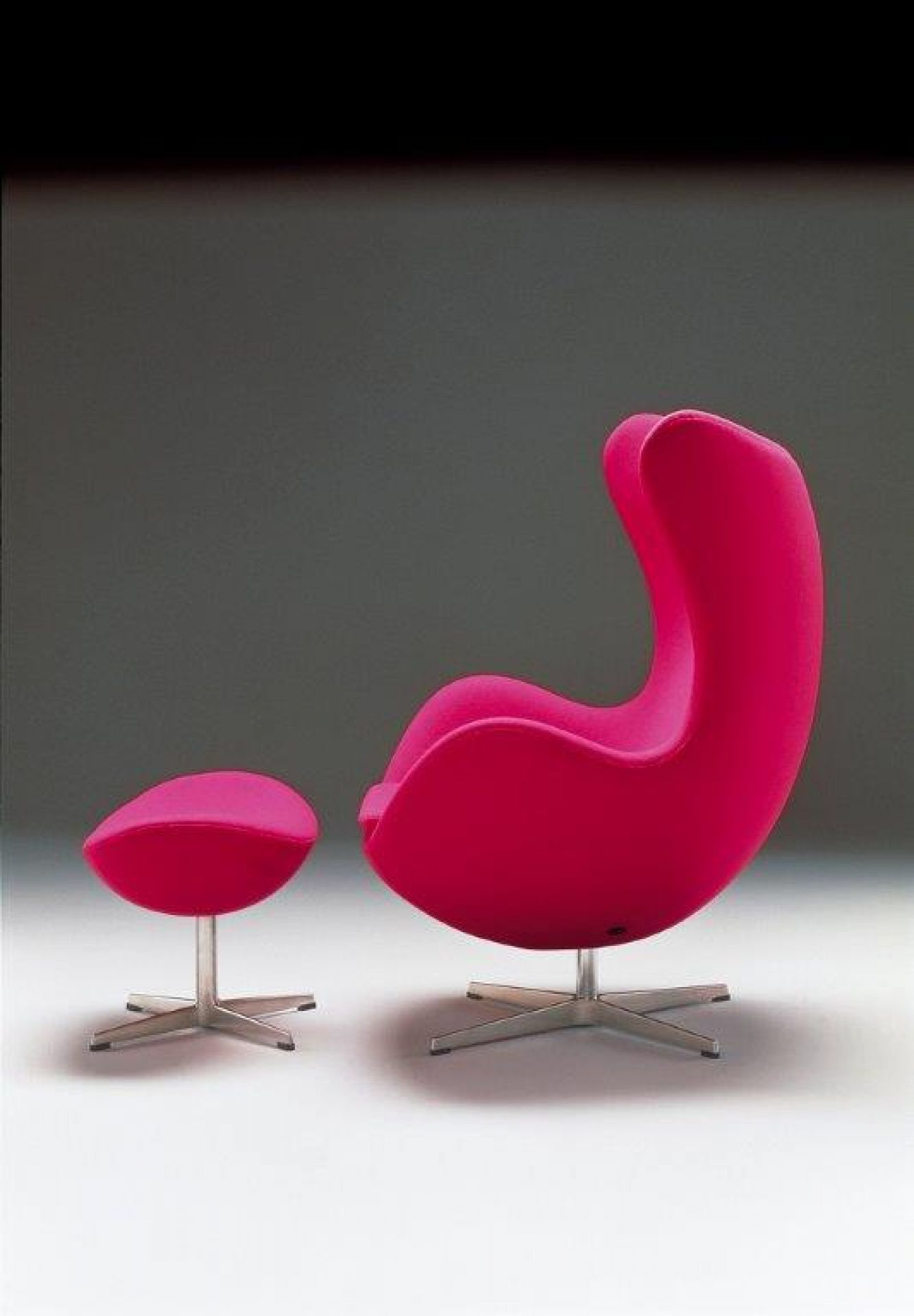 Pinkfarbener Egg Chair Sessel von Fritz Hansen mit passendem Hocker, modernes Design für Wohnzimmer und Büro.