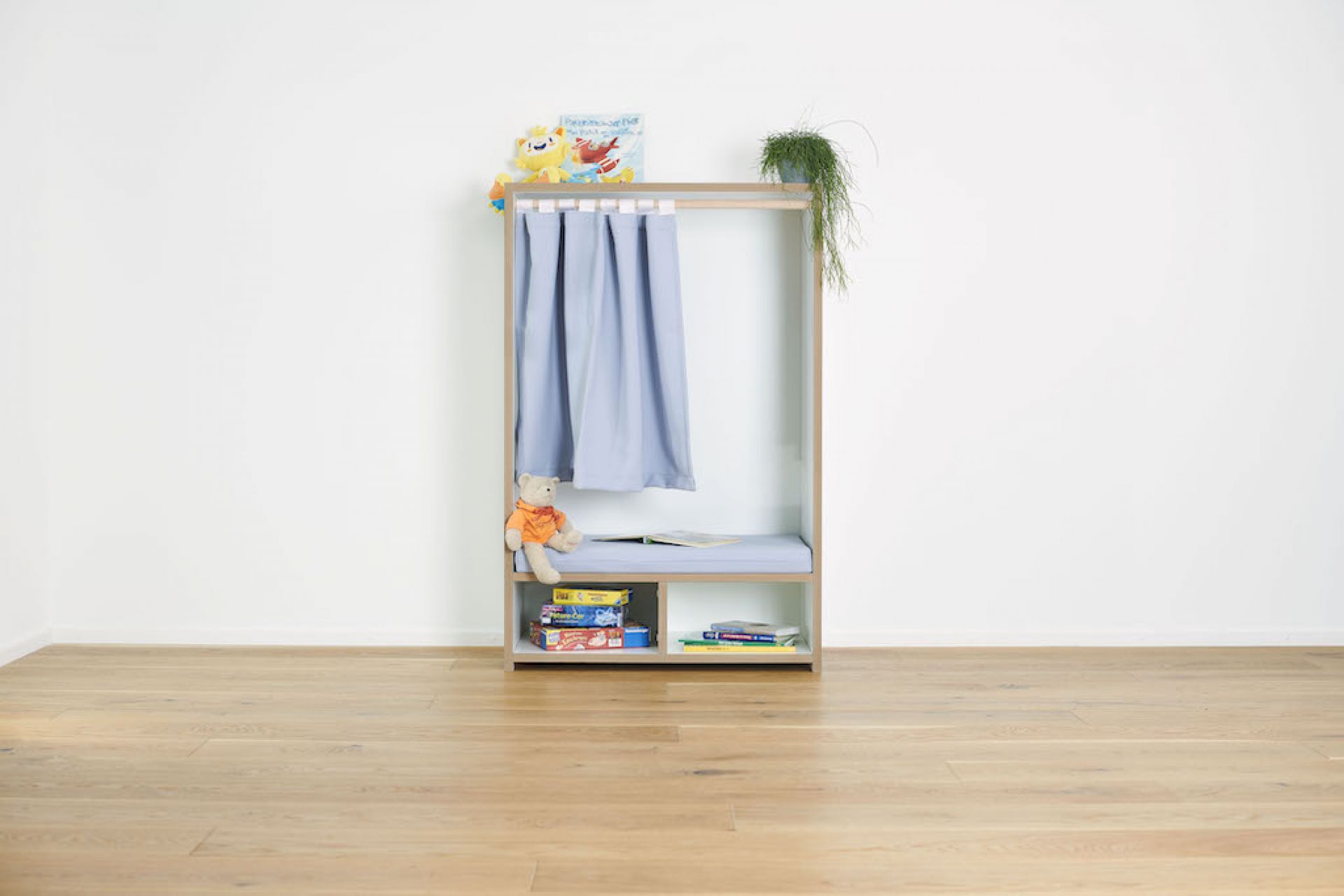 Tojo Kids Nische: Regal mit Vorhang, Sitzkissen, Spielzeug und Büchern für Kinderzimmer.