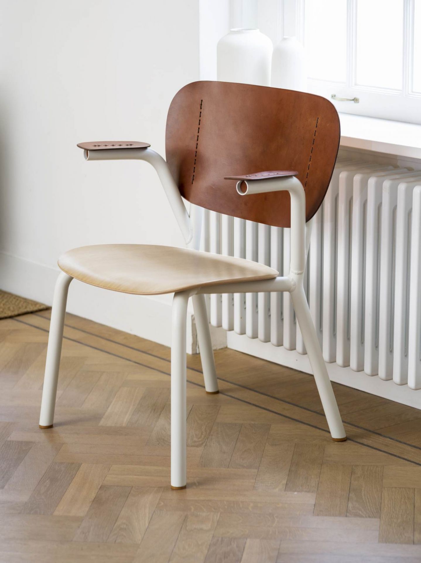 Emil Rosi Armchair Stuhl mit Armlehne von Functionals, Leder Rückenlehne und Sitzfläche, weißes Gestell.