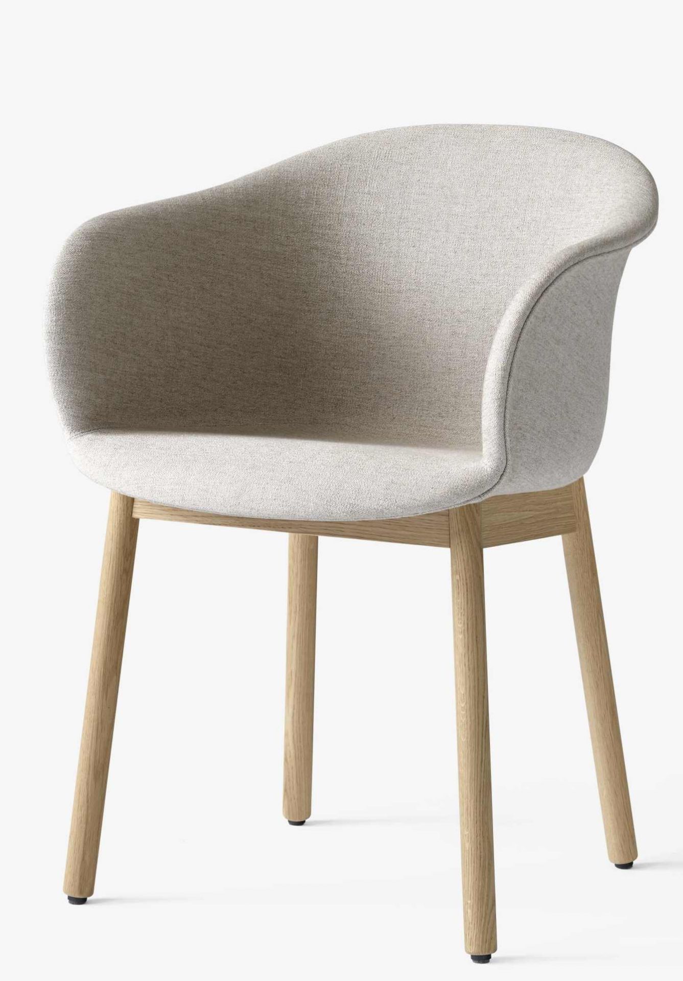 Elefy Lounge Chair mit Holzgestell und hellgrauem Stoffbezug von AndTradition. Moderner Sessel für Wohnzimmer.