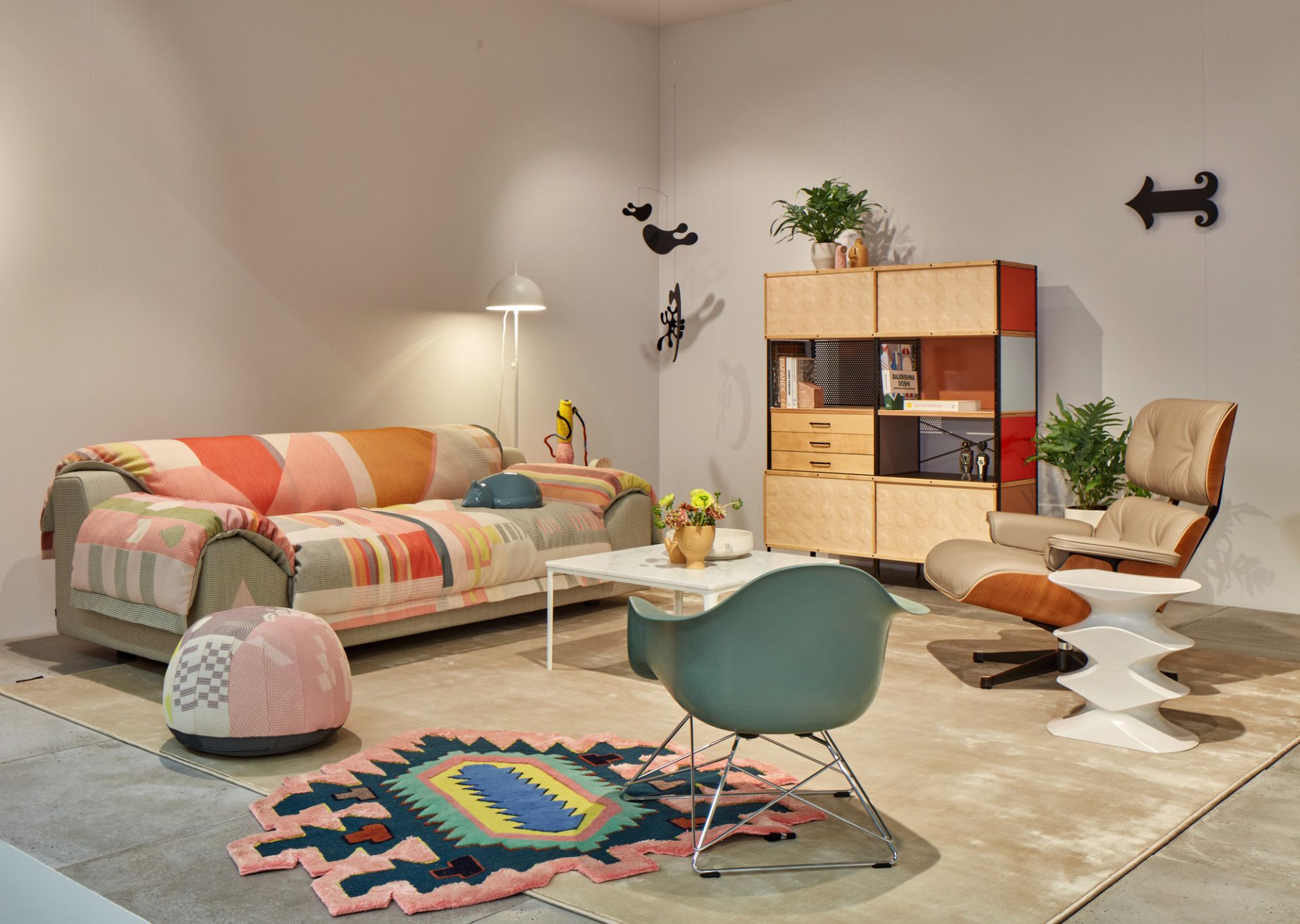 Eames Fiberglass Arm Chair LAR Stuhl von Vitra in modernem Wohnzimmer mit Sofa und Teppich.