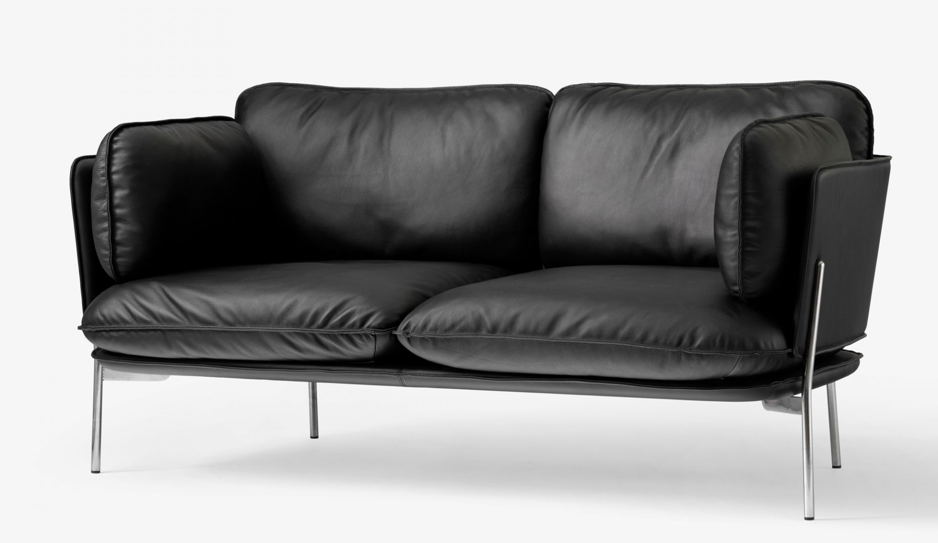 Schwarzes Cloud Sofa, ein 2-Sitzer Ledersofa von AndTradition mit minimalistischem Design und Stahlbeinen.