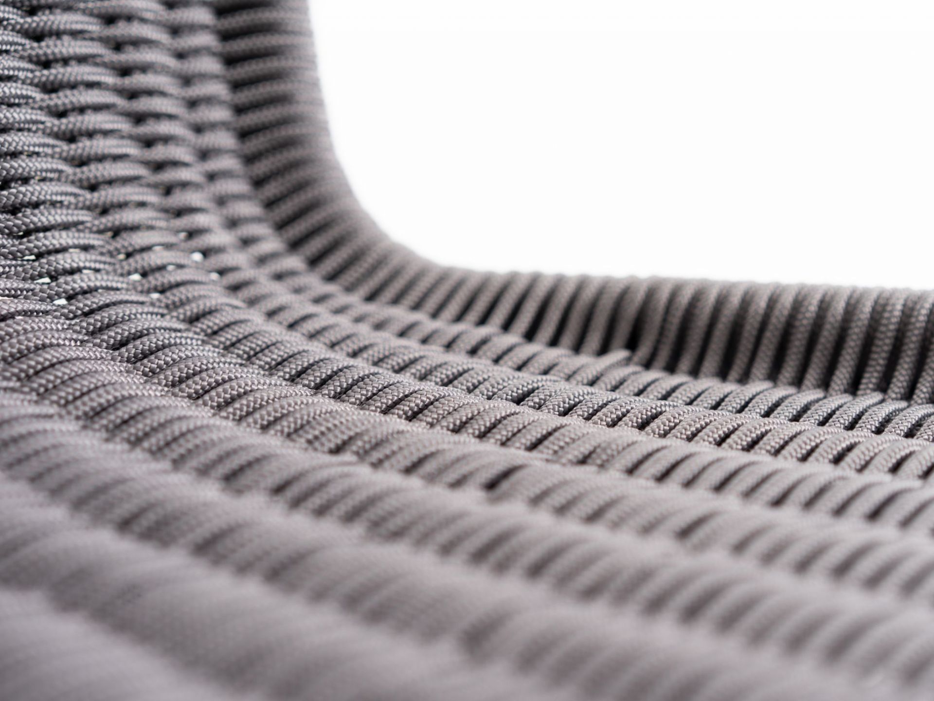 Detailaufnahme: Geflochtene Sitzfläche des grauen B20 Kragstuhls von Tecta. Designklassiker für modernes Wohnen.