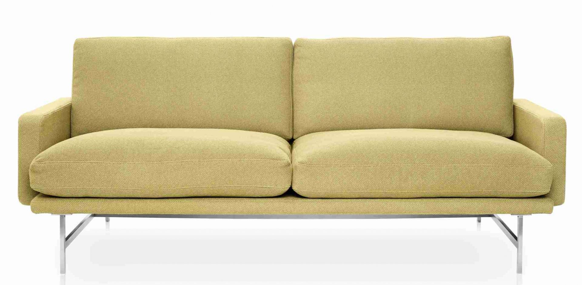 Frontansicht des Fritz Hansen Lissoni Sofas in hellgrünem Stoffbezug mit filigranem Metallgestell.
