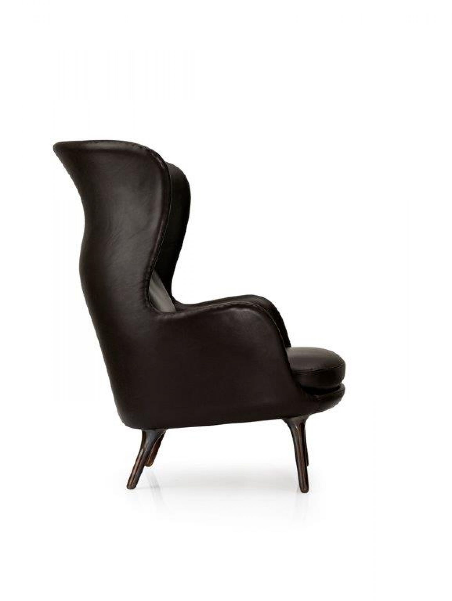 Ro Sessel von Fritz Hansen aus Aluminium, braunes Leder, hohe Rückenlehne, Seitenansicht.