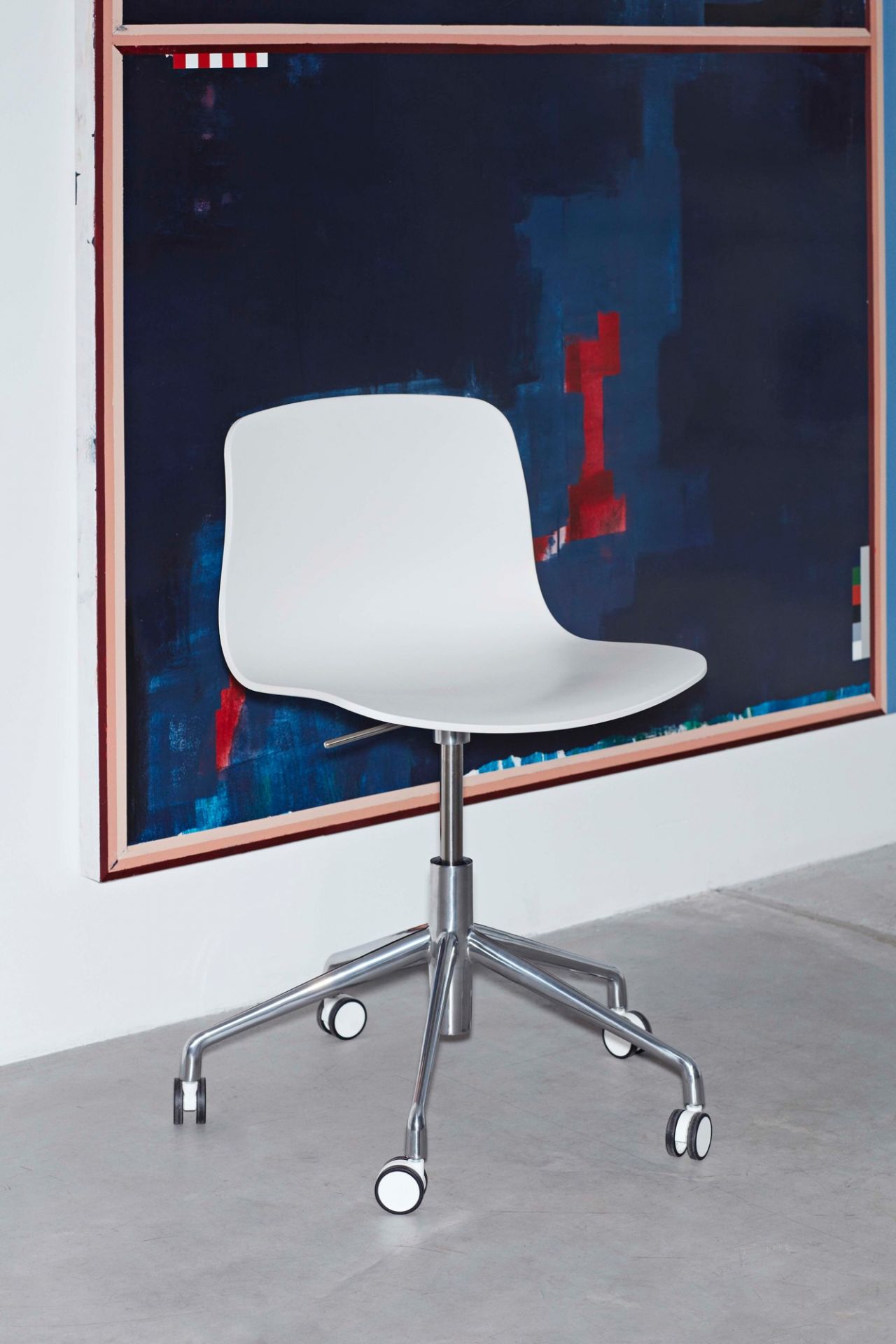 Weißer About a Chair AAC 50 Drehstuhl von Hay mit Chromgestell und Rollen.