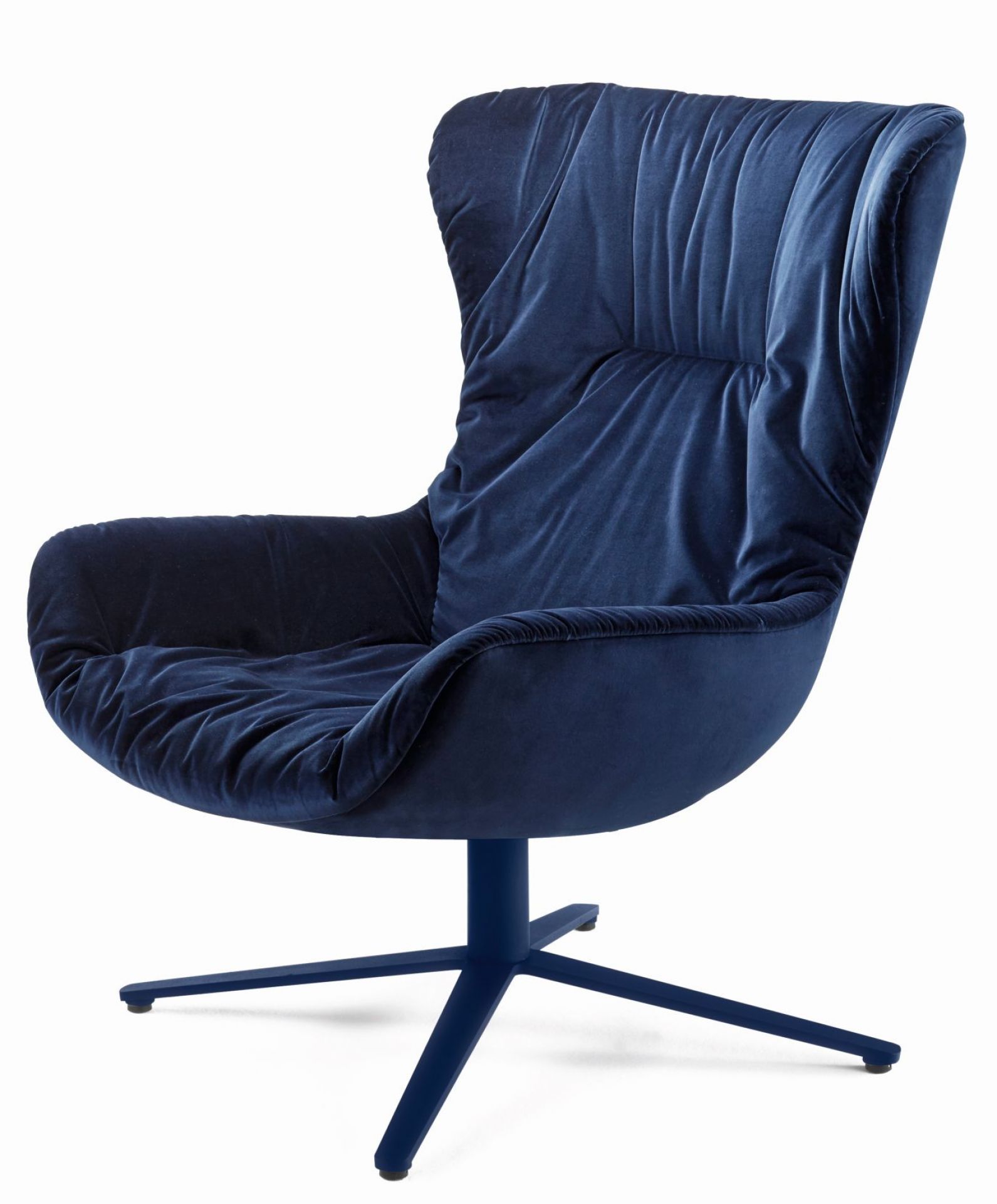 Blauer Leya Wingback Sessel der Freifrau Manufaktur mit Samtbezug und Drehfuß auf weißem Hintergrund.