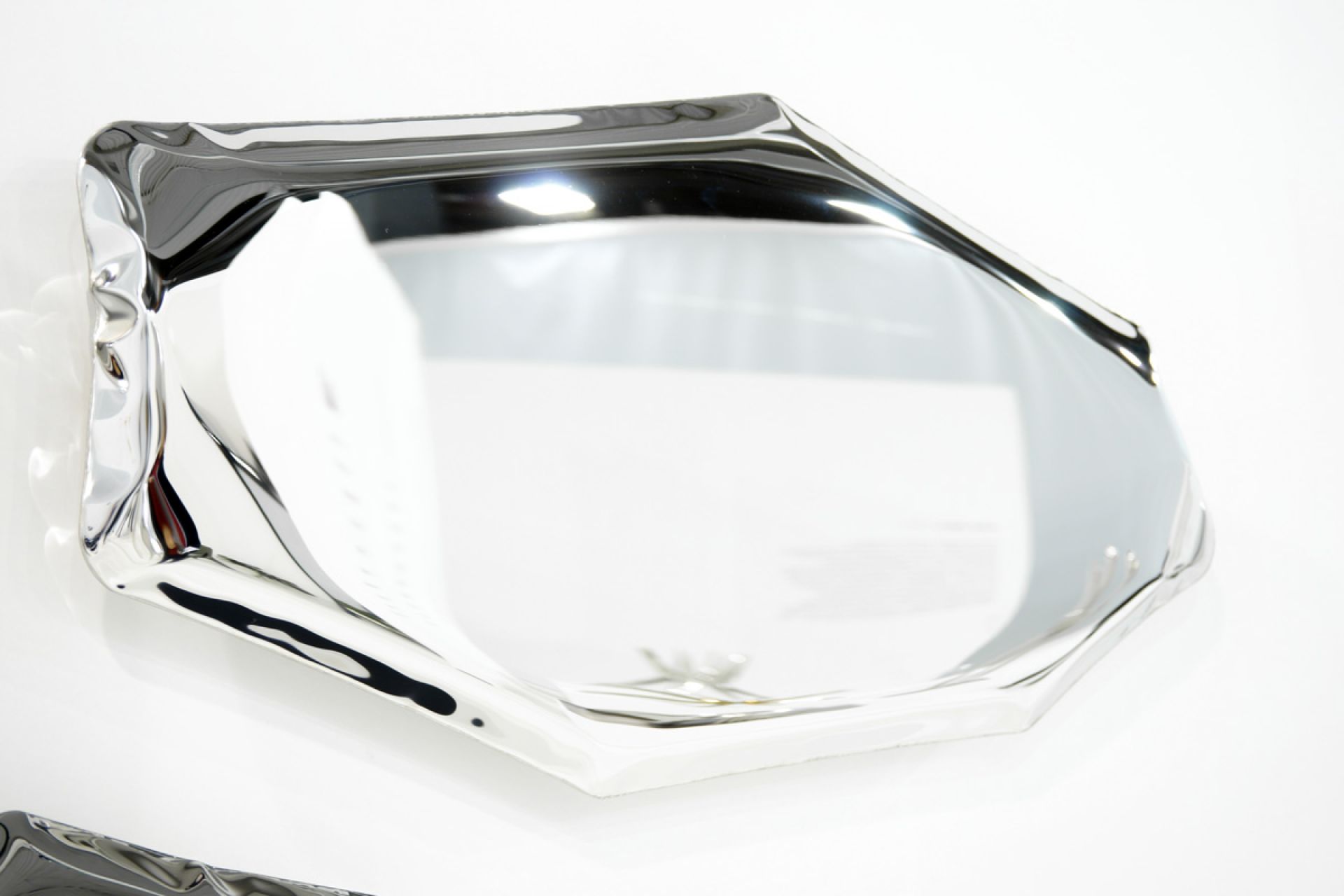 Moderner Tafla Spiegel von Zieta mit verzerrter, reflektierender Oberfläche und einzigartigem Design.