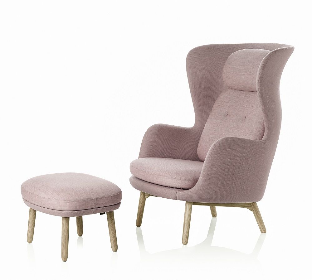 JH11 / JH12 Ro Sessel von Fritz Hansen mit passendem Fußhocker in Rosa auf weißem Hintergrund.