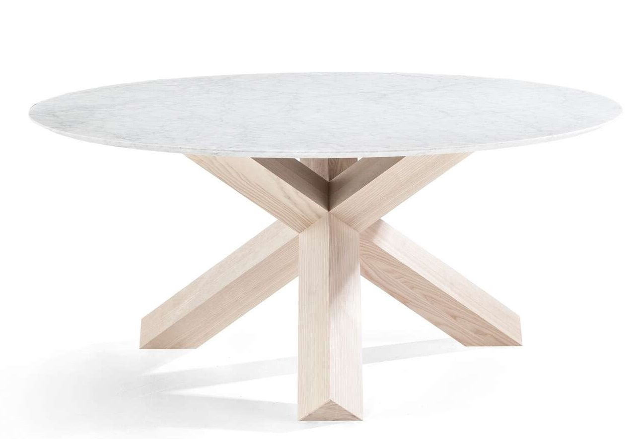 452 La Rotonda Esstisch von Cassina mit runder Marmorplatte und hellem Holzfuß.