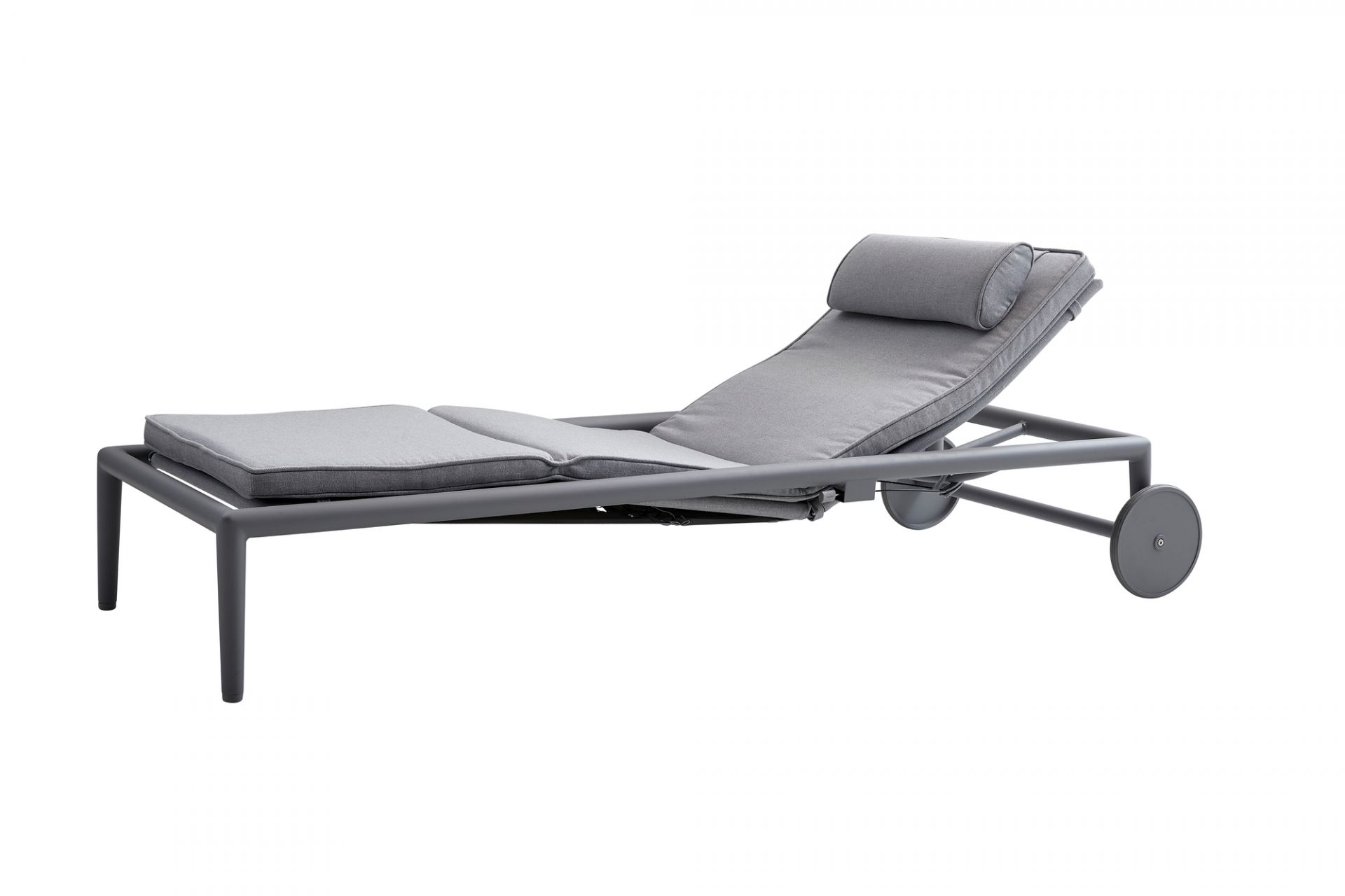 Helle Cane-Line Conic AirTouch Sonnenliege mit Gasfeder und Rädern für den Garten.