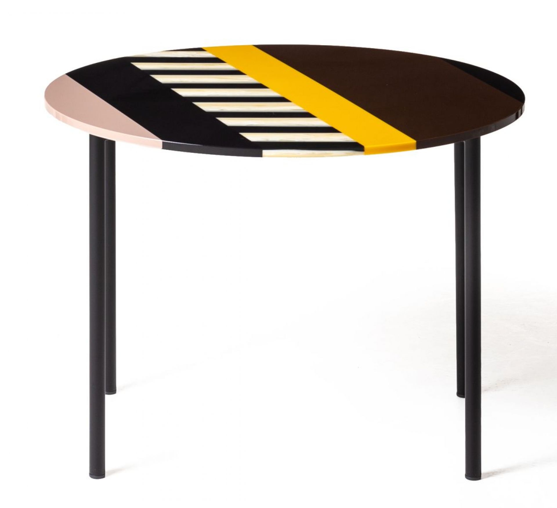 Fishbone Tisch von Moroso mit auffälligem, geometrischem Muster und schwarzen Beinen. Moderner Beistelltisch.