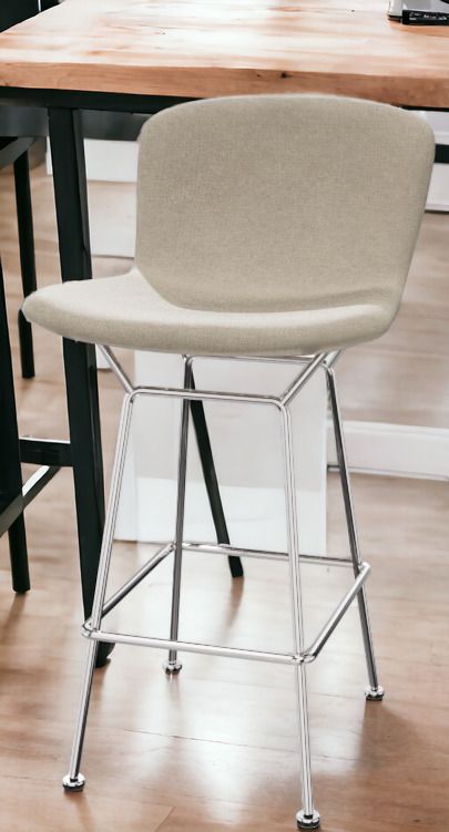 Bertoia Barhocker mit beigem Sitzpolster und verchromtem Stahlgestell für die moderne Bar.