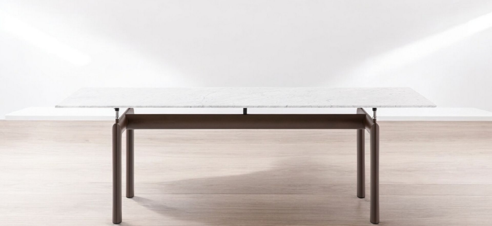 Cassina Tube D´avion Esstisch Outdoor mit Marmorplatte und braunem Gestell. Gartentisch für Terrasse.