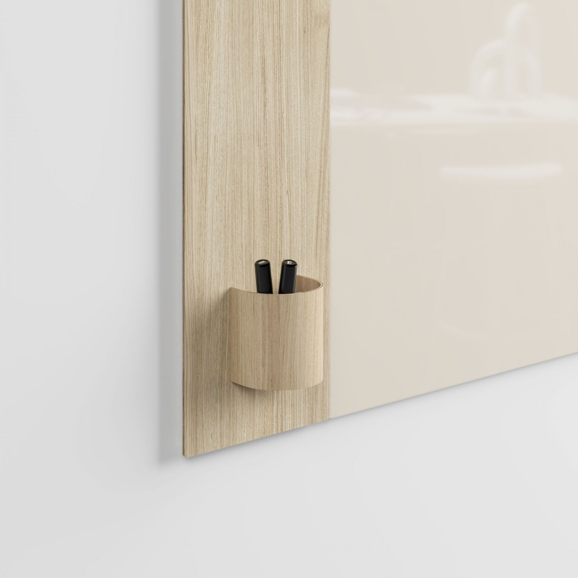 Detailaufnahme einer Chat Board Classic Crafted Glastafel in Beige mit Stifthalter und Stiften.