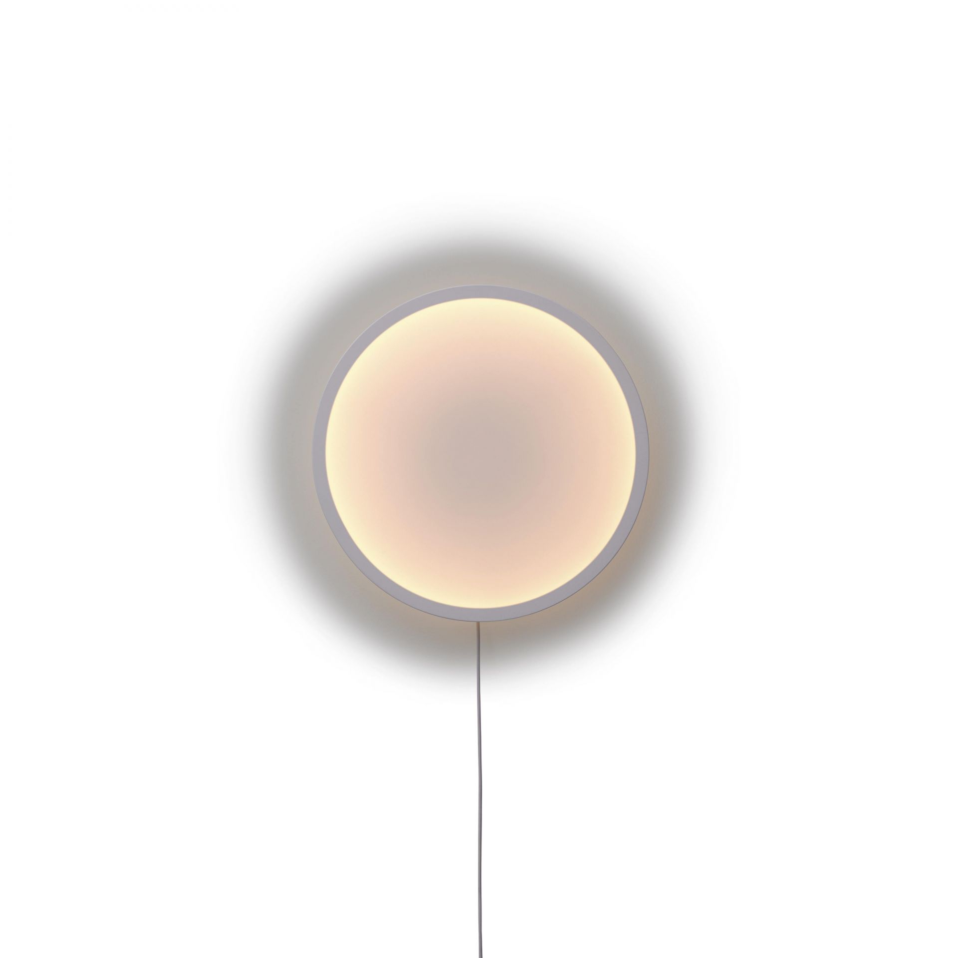 Nahaufnahme der runden Calm Wall Lamp Wandleuchte von Muuto mit sanftem, warmem Licht.