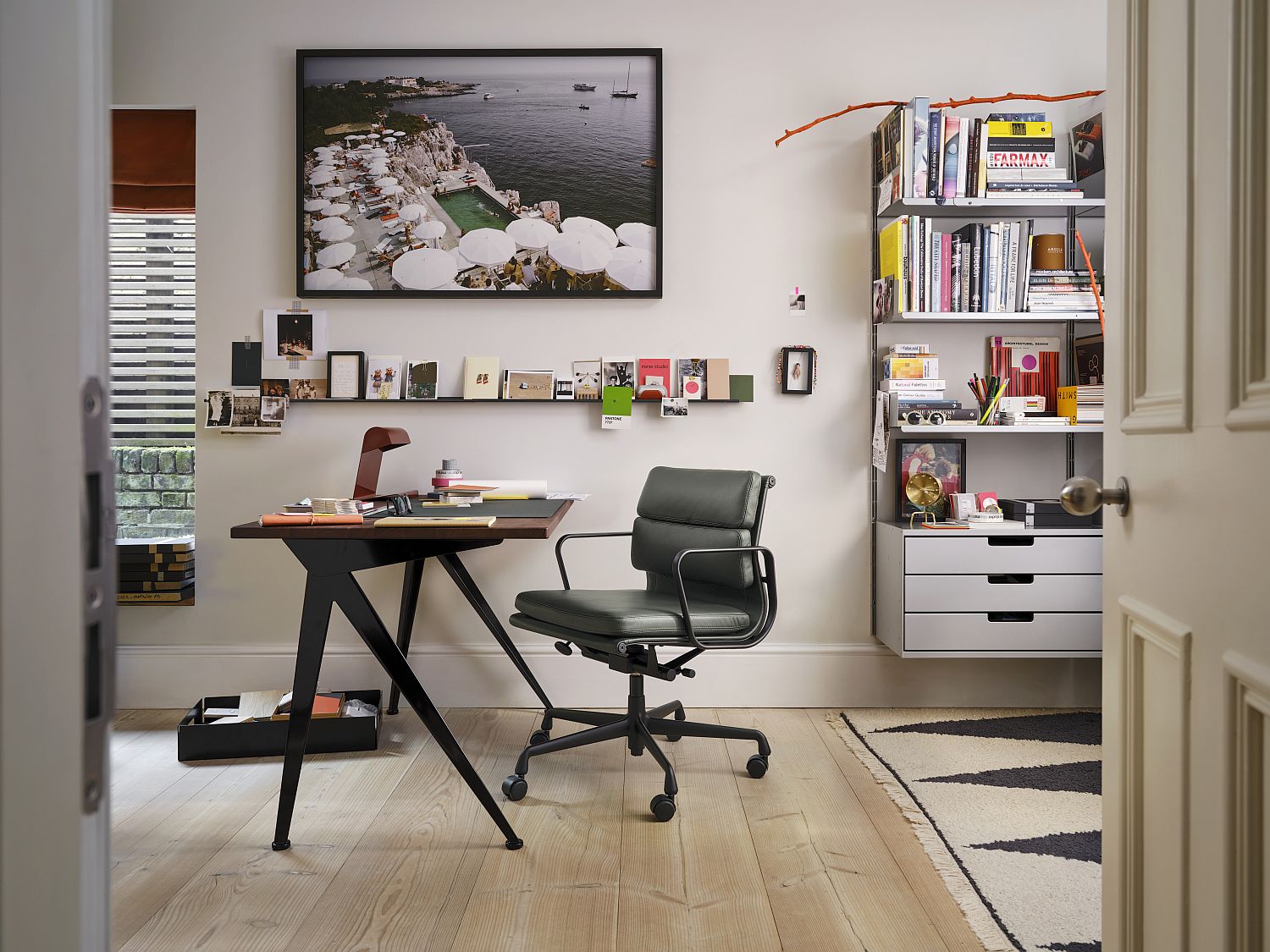 Büro mit Vitra Soft Pad Chair EA217, Schreibtisch, Regal und Teppich für stilvolles Arbeiten.