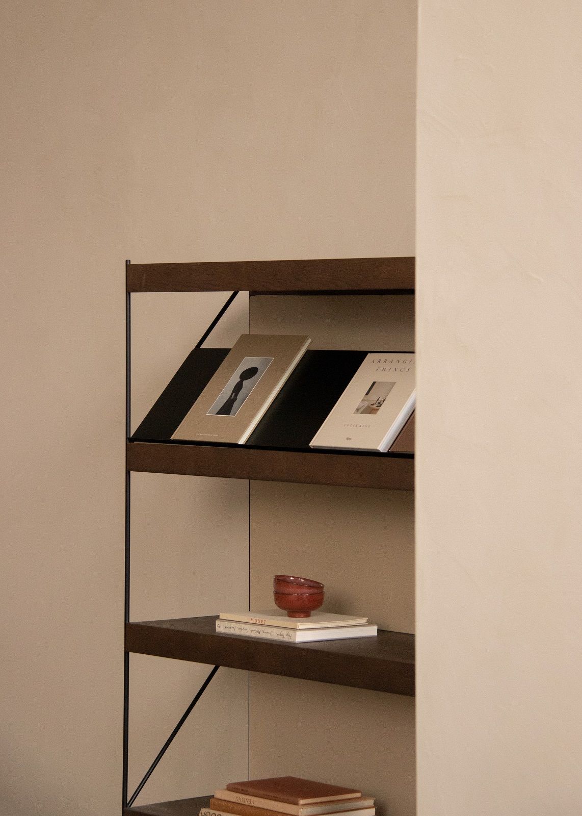 Detailaufnahme des Audo Copenhagen Zet Storage Regals H158 cm mit Büchern und Dekoration.