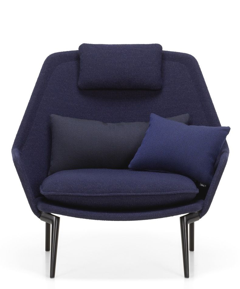 Blauer Vitra Slow Chair Sessel mit Stoffbezug, Kopfstütze und Kissen für entspanntes Sitzen.