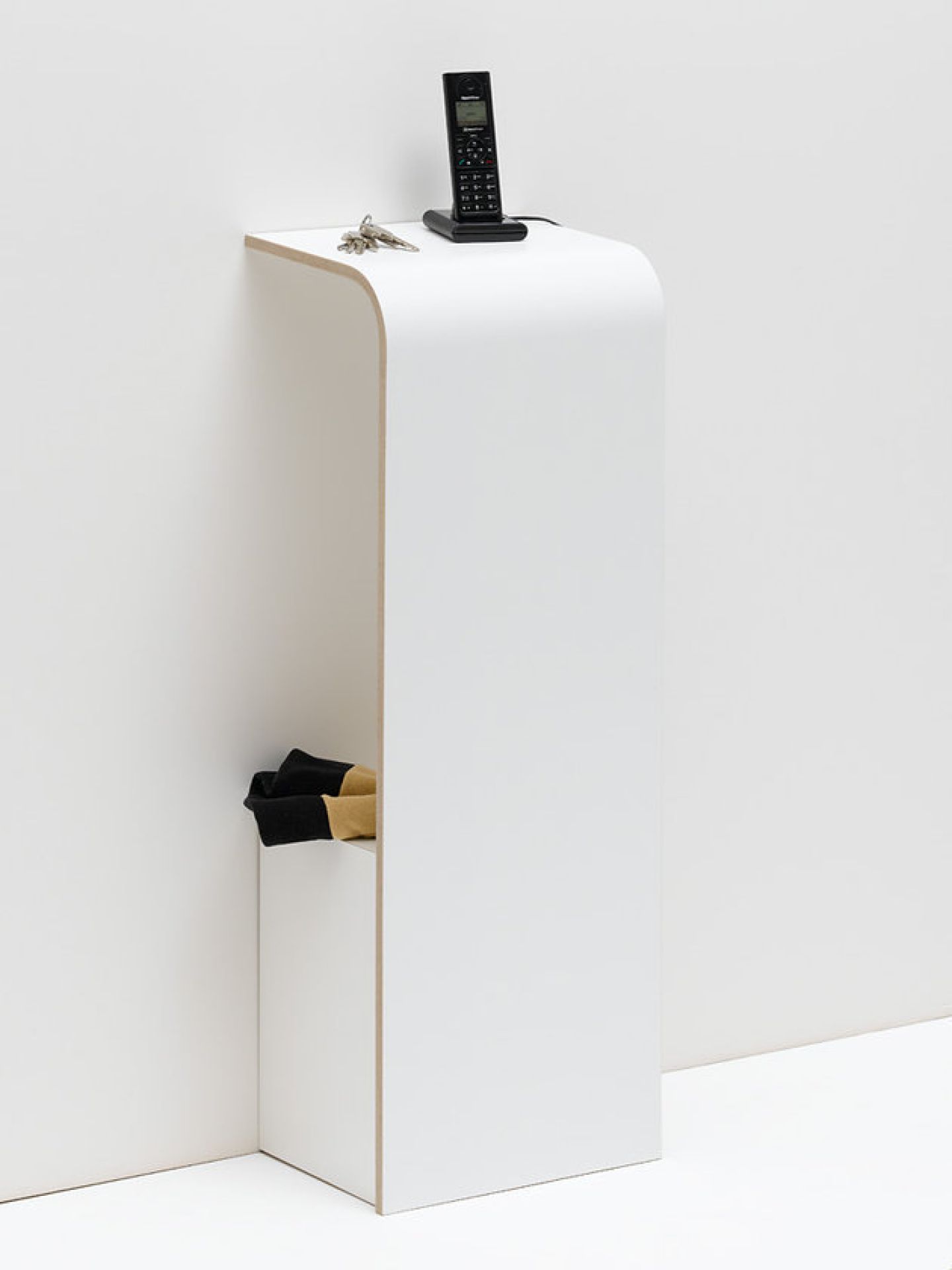 Weißes Tojo Fon Regal mit Ablage für Telefon, Schlüssel und Socken, minimalistisches Design.