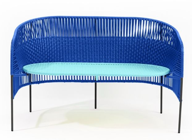 Blaue Caribe 2-Sitzer Outdoor Bank von ames mit hellblauer Sitzfläche und schwarzen Beinen.