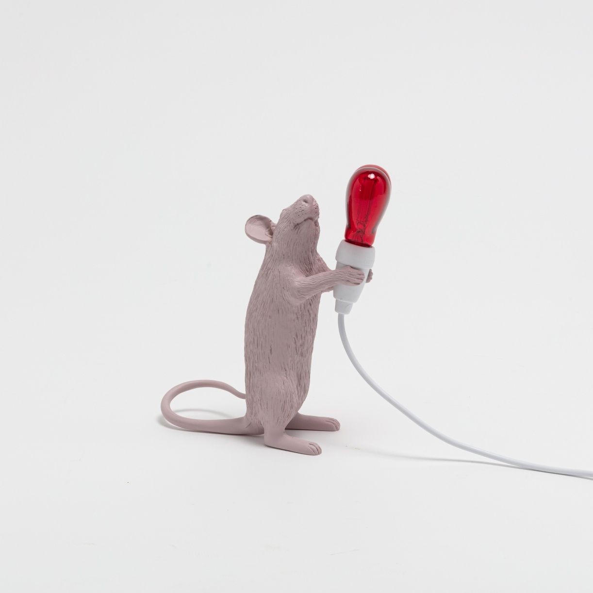 Seletti Mouse Lamp Step Love Edition: Rosa Maus hält rote Glühbirne als Tischleuchte.