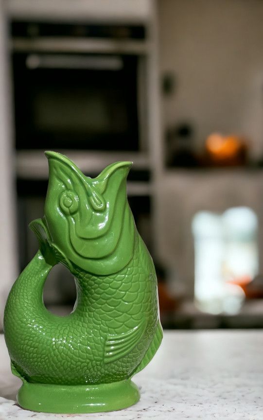 Grüne Gluckigluck Fischkaraffe in XL Größe. Dekorative Wasserkaraffe oder Vase in Apfelgrün.