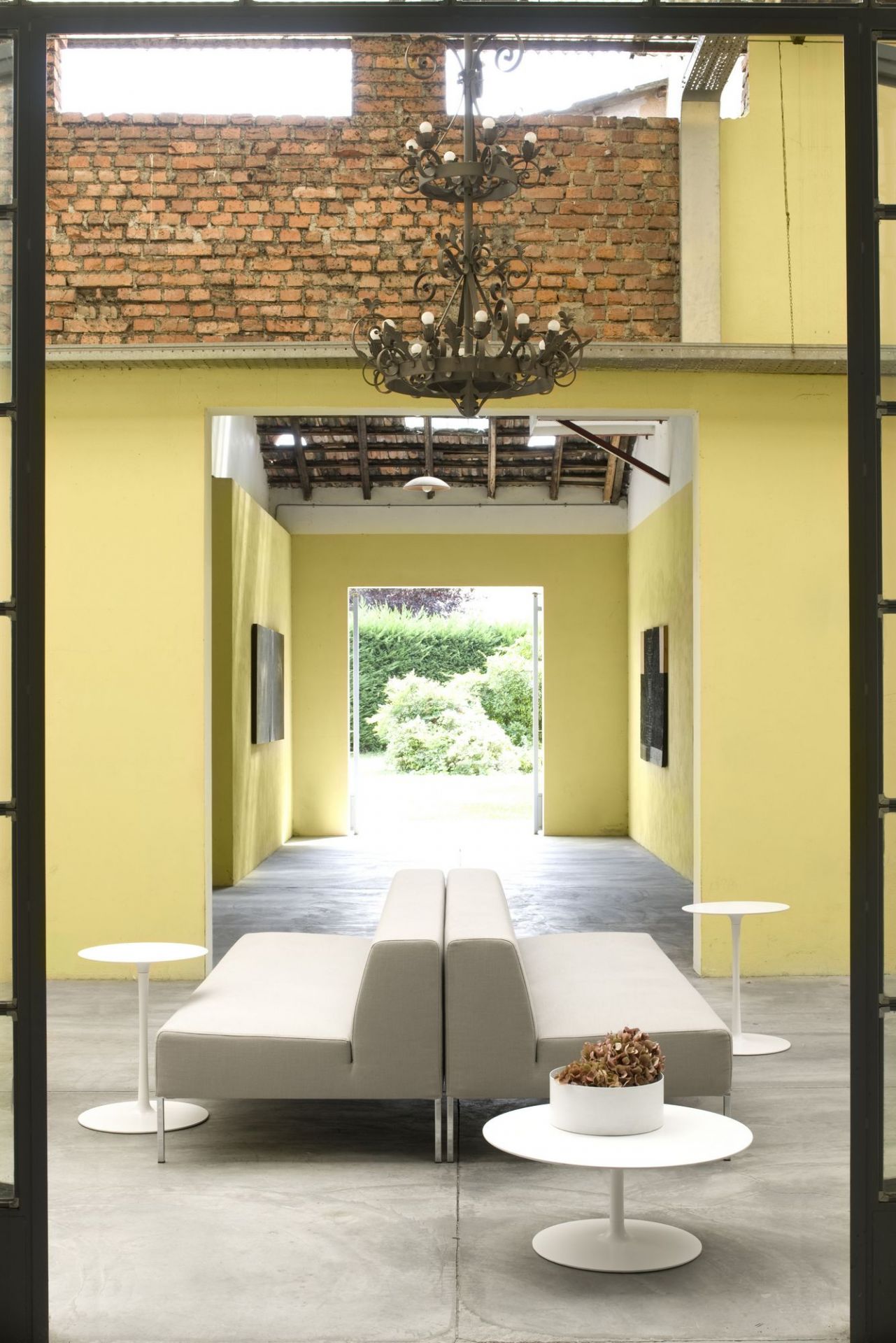 Innenaufnahme mit Flow Low Table Beistelltischen von MDF Italia in weißem Design.