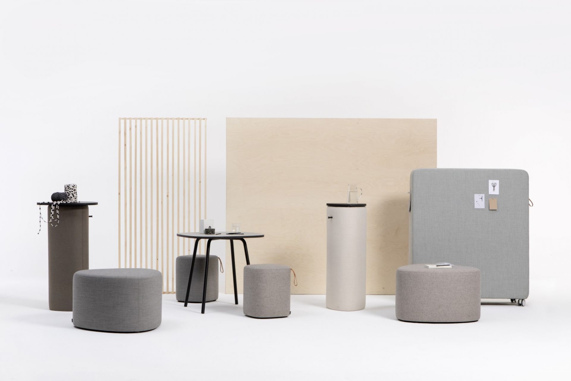 Produktbild: Cascando Pully Island Hocker und Sitzelemente in verschiedenen Grautönen für Büro und Lounge.