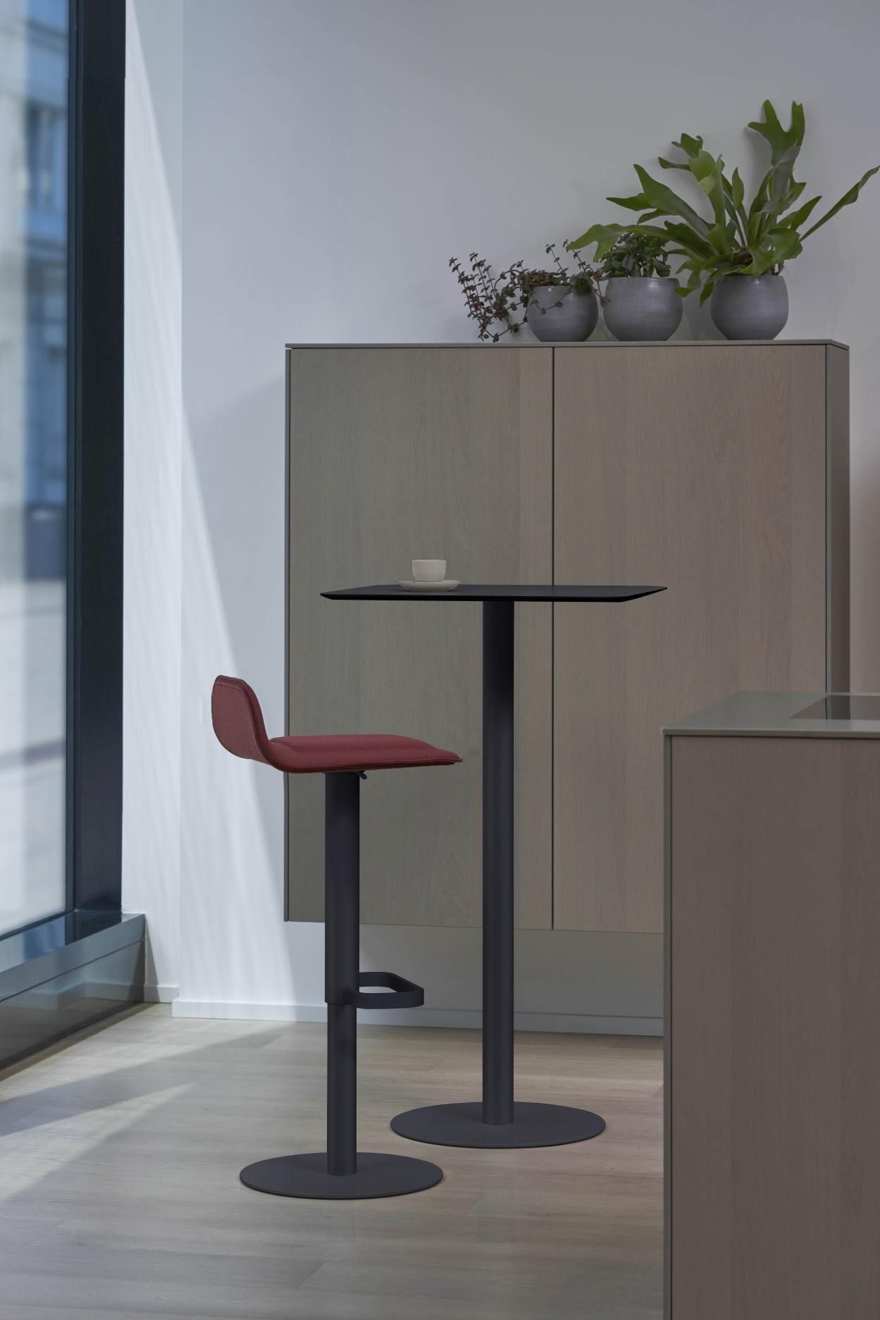Anthrazitfarbener Moree Stehtisch für Innenräume mit passendem Barhocker, ideal für moderne Büros und Wohnräume.