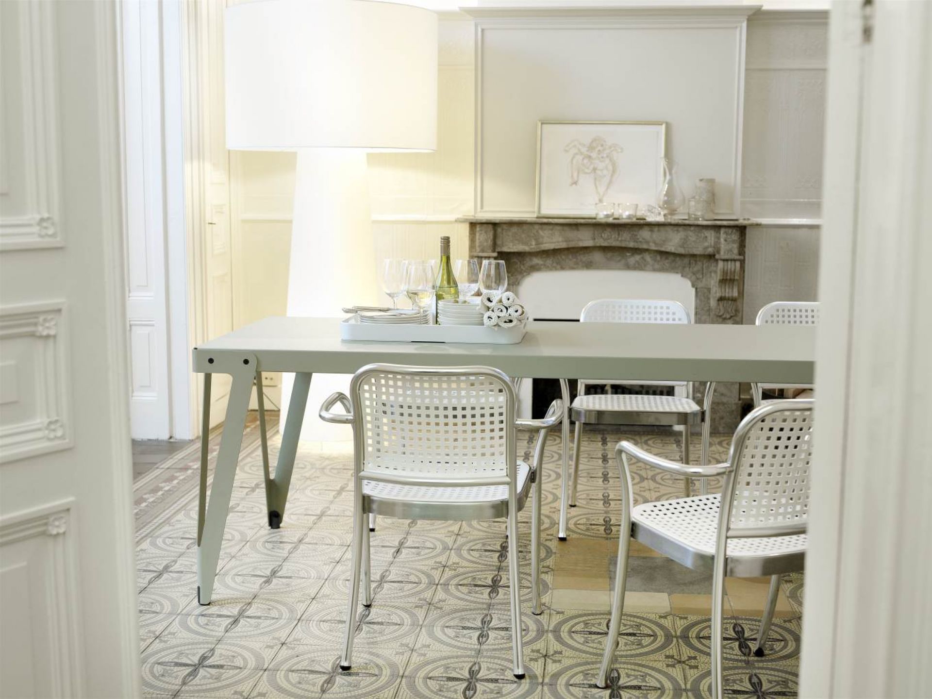 Lloyd Indoor Table Tisch Functionals mit weißen Stühlen in einem hellen Esszimmer.