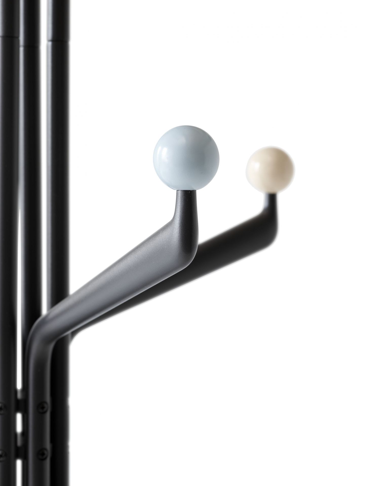 Detailaufnahme des AndTradition Capture SC77 Kleiderständers mit farbigen Kugeln als Haken, ideal für Garderobe und Flur.