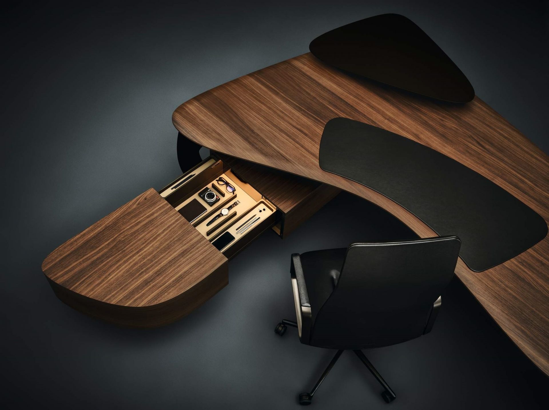 Detailaufnahme: Leadchair Executive Bürostuhl von Walter Knoll mit Schreibtisch aus edlem Holz.
