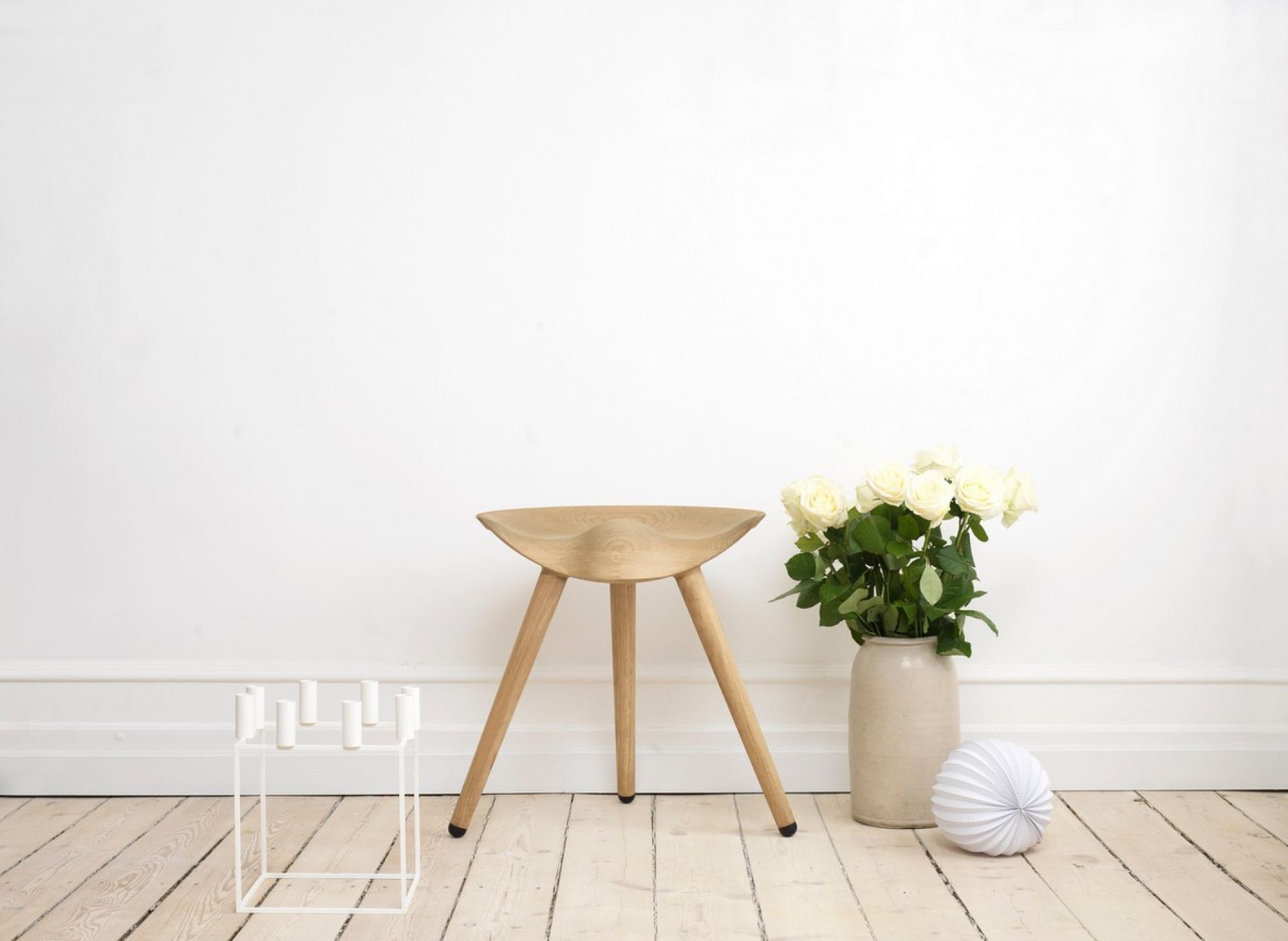ML42 Hocker Audo aus Eichenholz mit drei Beinen, minimalistisches Design für Wohnzimmer und Esszimmer.