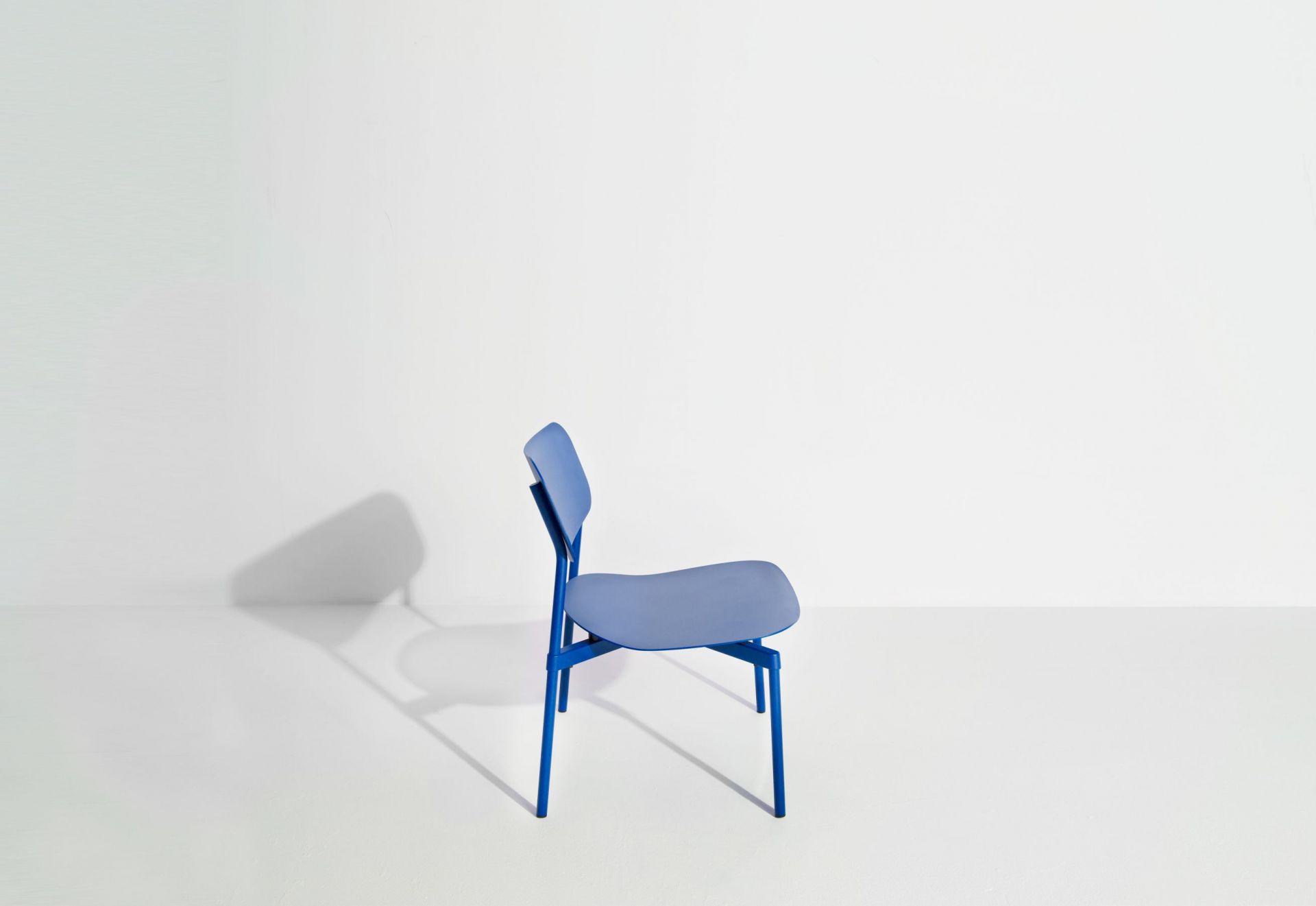 Blauer Fromme Lounge Chair Sessel von Petite Friture, modernes Designmöbel für Wohnzimmer und Büro.