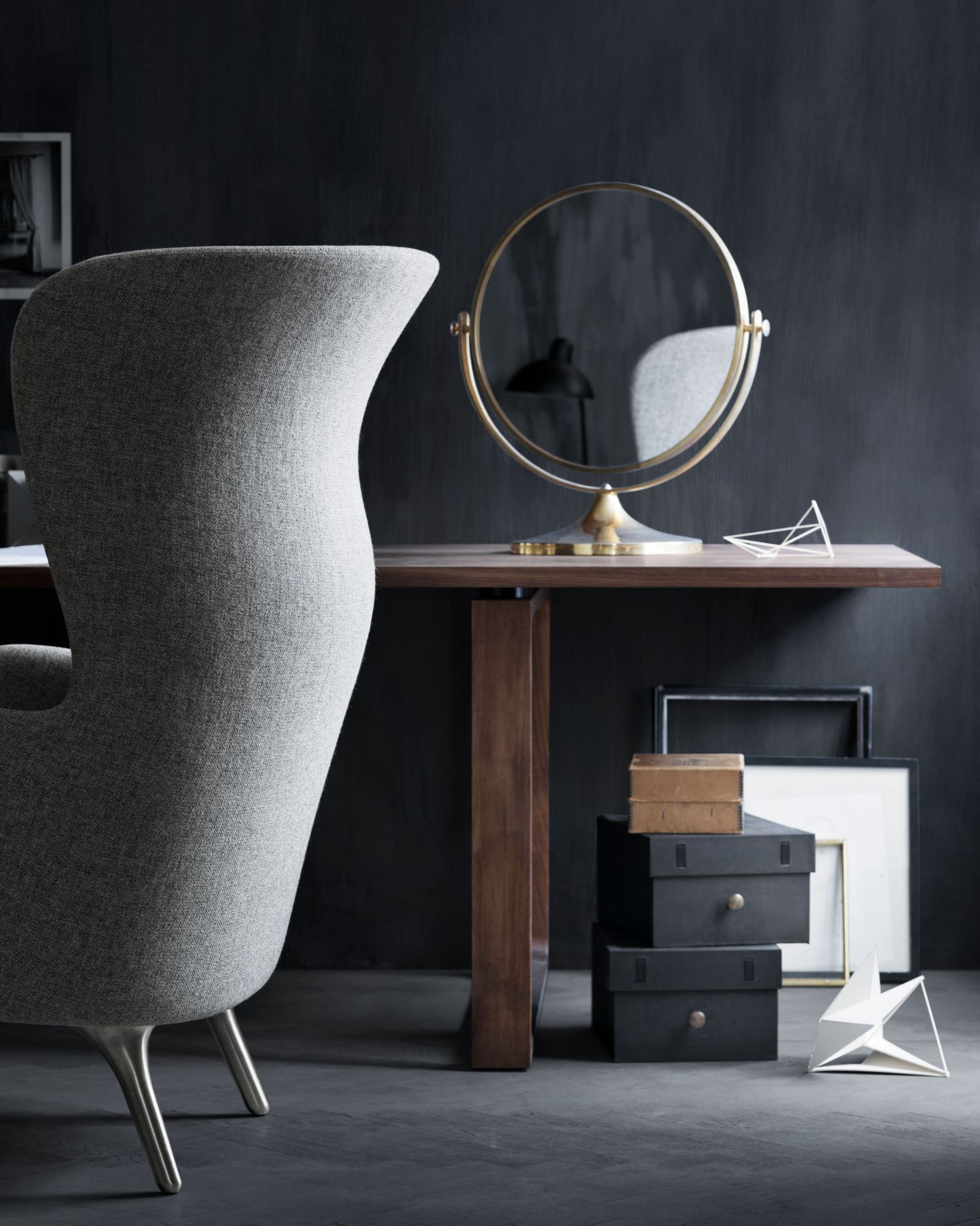 Grauer Ro Sessel von Fritz Hansen mit hohem Rückenlehne und filigranen Füßen neben Schreibtisch.