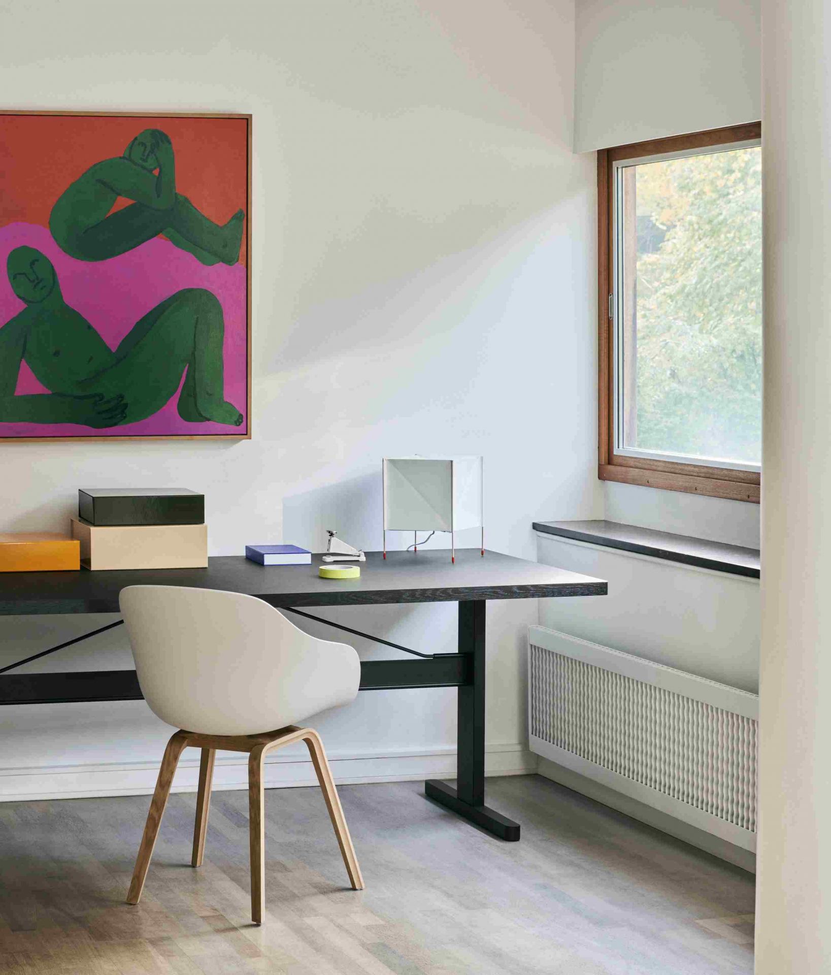 Moderner Arbeitsplatz mit Hay About A Chair AAC 222 Stuhl und schwarzem Schreibtisch.