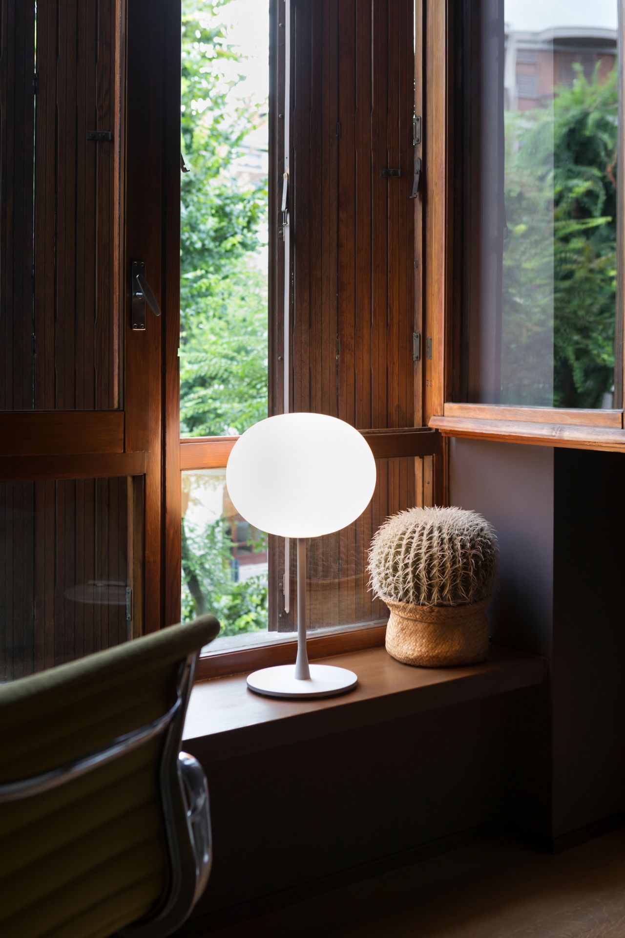 Glo Ball Tischleuchte von Flos, modernes Design, runde Lampe auf Fensterbank mit Kaktus.