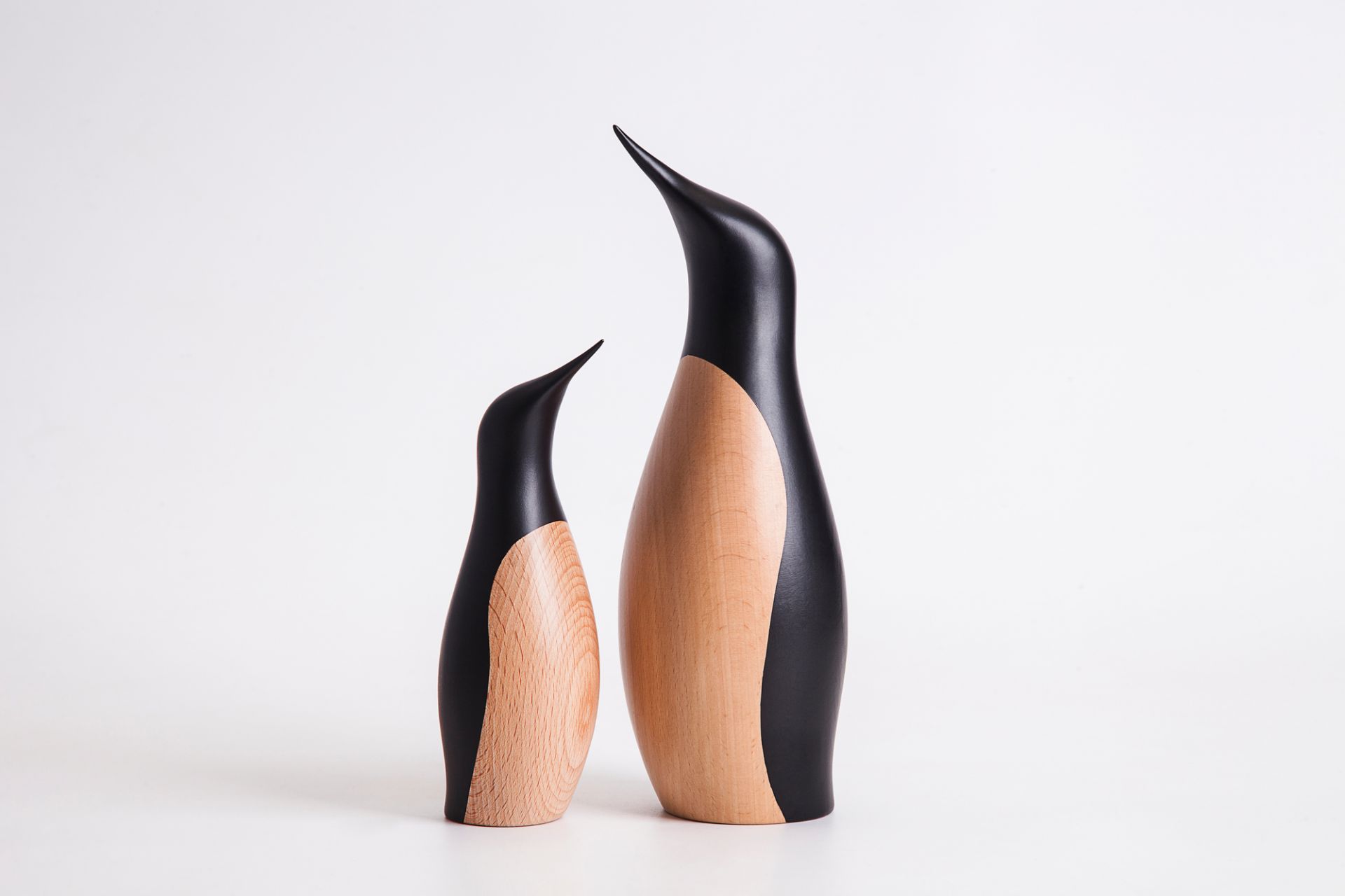 Zwei Pinguin Holzfiguren, Architectmade Stil, dekorative Holztiere, skandinavisches Design, EINZELSTÜCK.