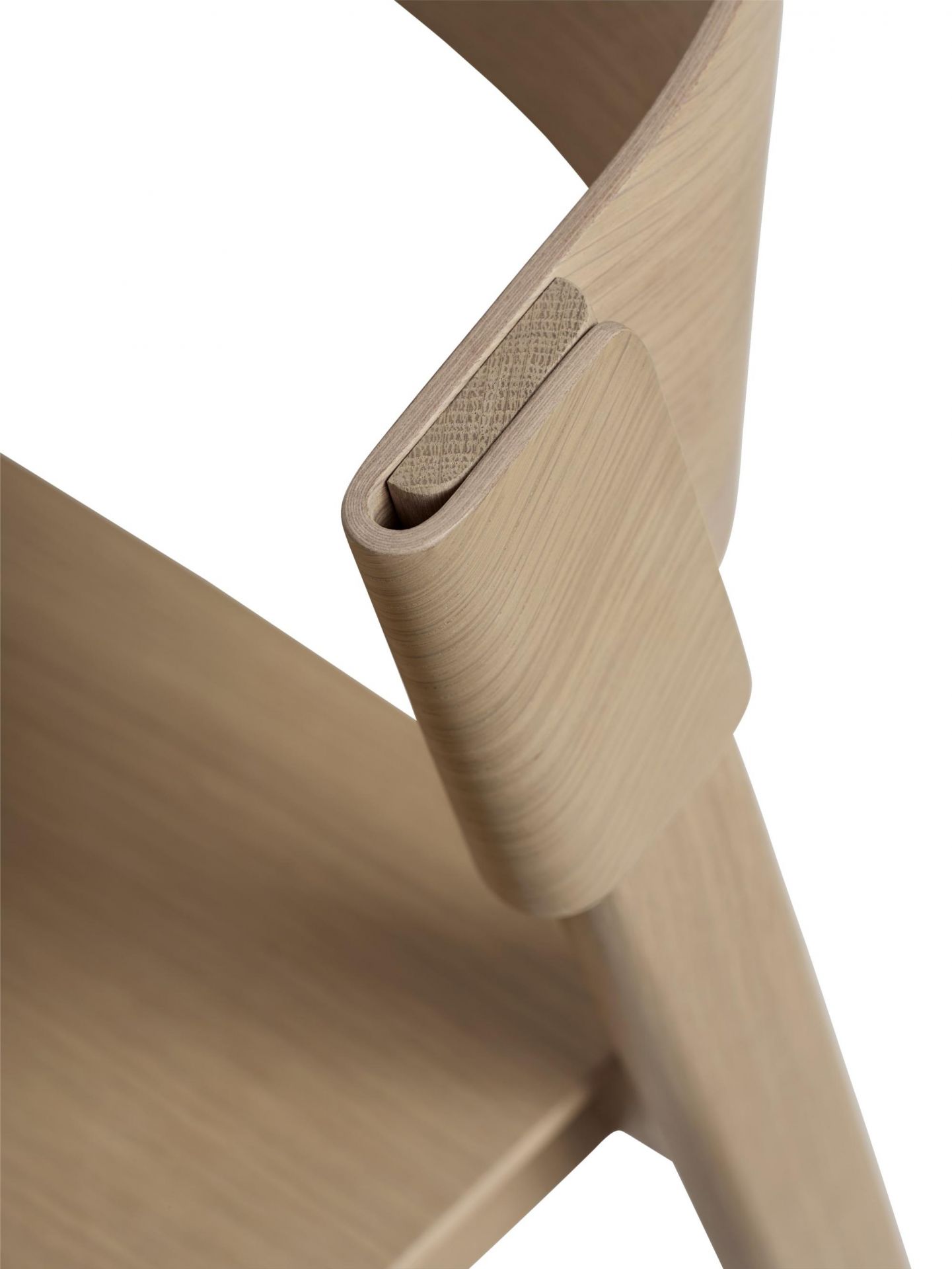 Detailaufnahme des Muuto Cover Side Chair Stuhls aus hellem Holz, Fokus auf Rückenlehne und Sitzfläche.