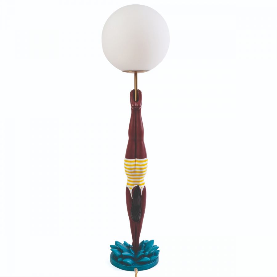 Seletti Diver Tischleuchte: Gelbe Akzente, Taucher-Design mit weißem Lampenschirm. Dekorative Lampe für Wohnraum.