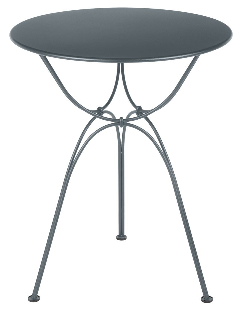 Airloop Tisch von Fermob: Runder, grauer Outdoor-Tisch mit filigranem Metallgestell und drei Beinen.