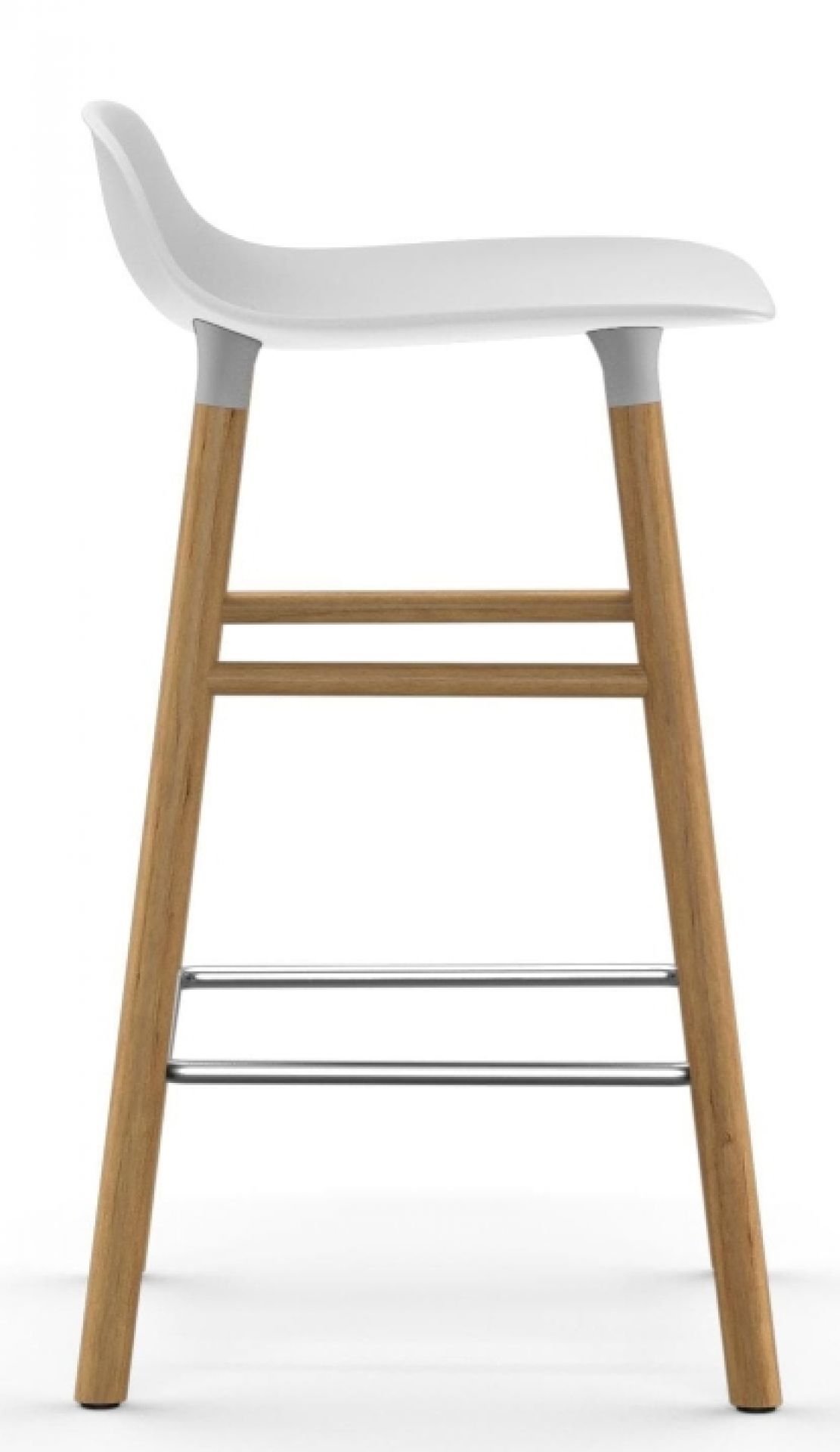Form Barhocker von Normann Copenhagen, weiße Sitzfläche, Holzbeine und Fußstütze aus Metall.
