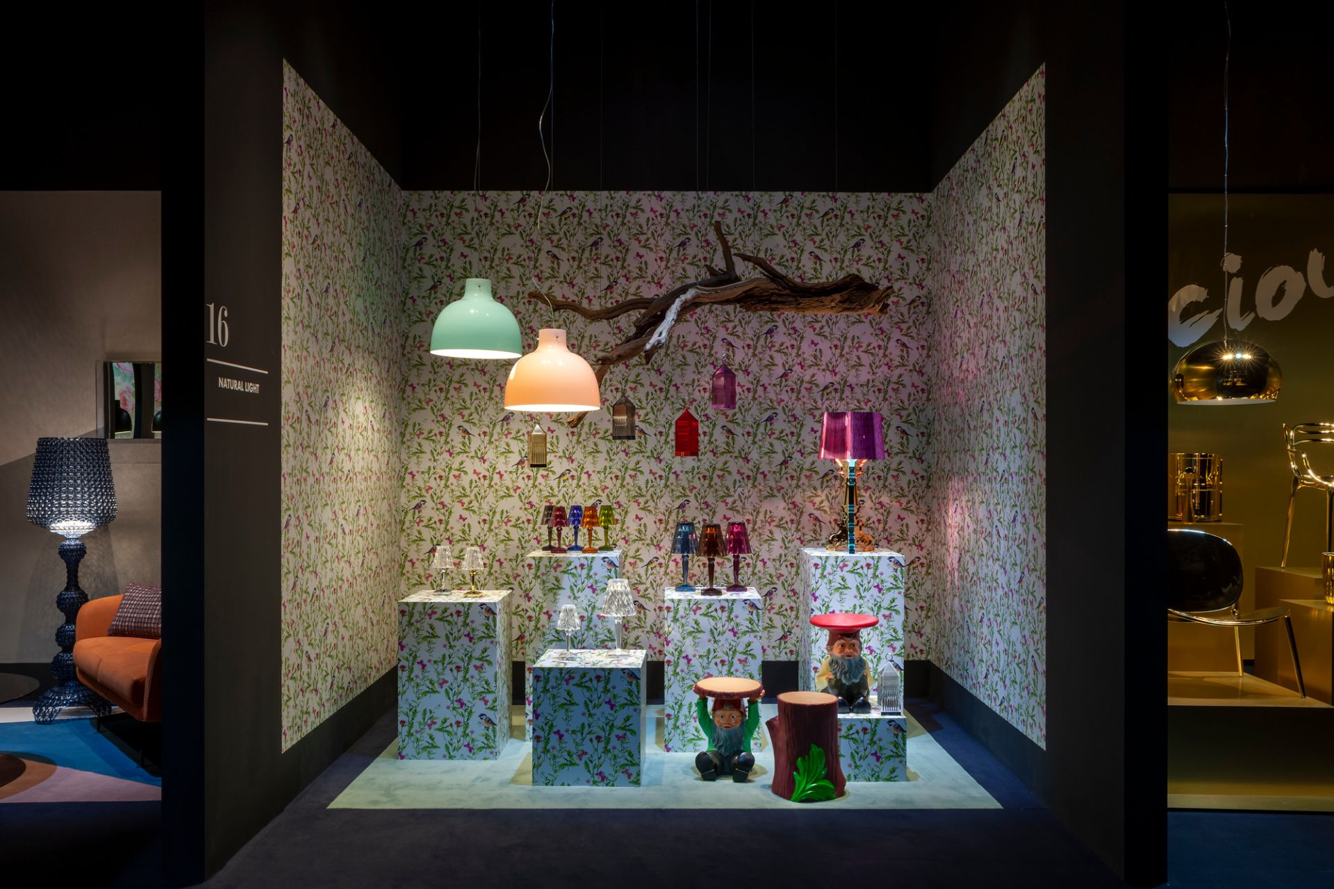 Ausstellung mit verschiedenen Kartell Leuchten, darunter die Big Battery Tischleuchte mit Akku.