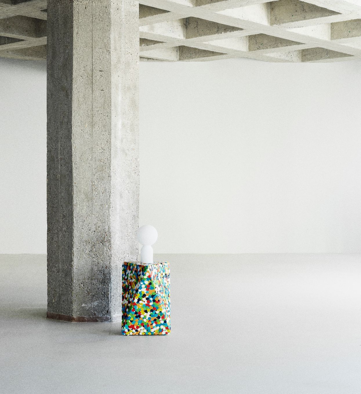 Yo Lamp Small Tischleuchte von Normann Copenhagen, Akkuleuchte mit farbenfrohem, recyceltem Kunststofffuß neben Betonpfeiler.
