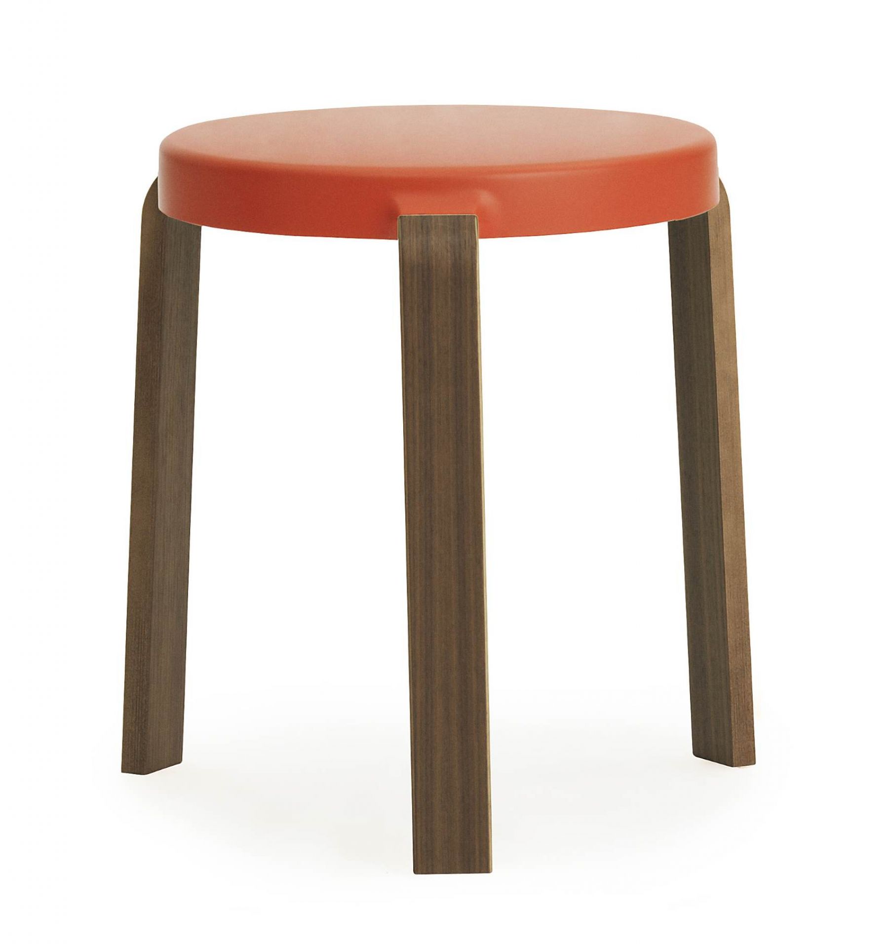 Tap Hocker von Normann Copenhagen, moderner Sitzhocker mit orangefarbener Sitzfläche und drei Holzbeinen.