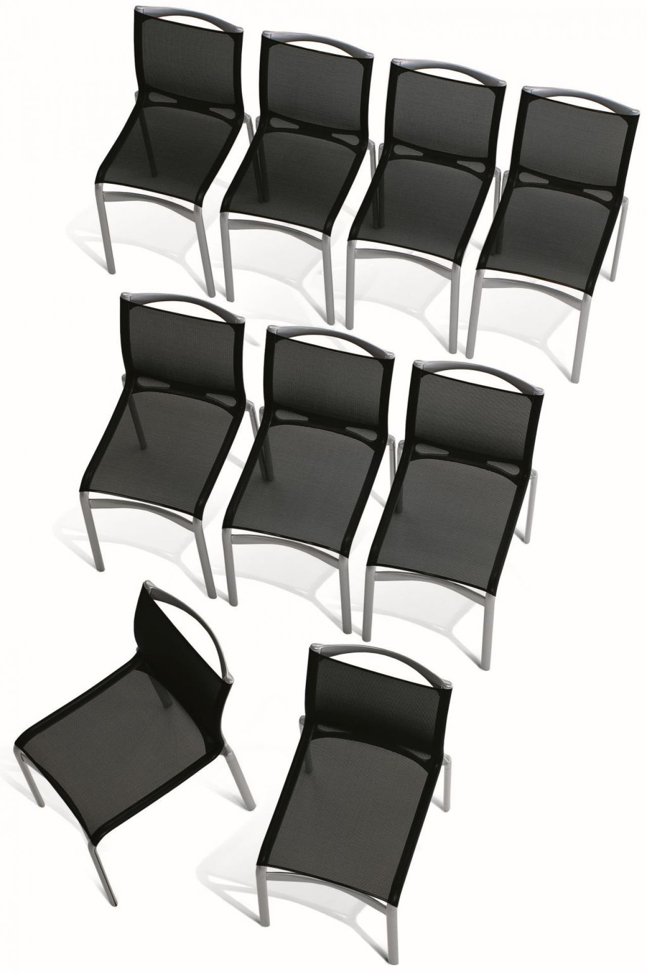 Highframe Stühle: Neun schwarze Gartenstühle mit Aluminiumrahmen, ideal für Terrasse und Balkon.