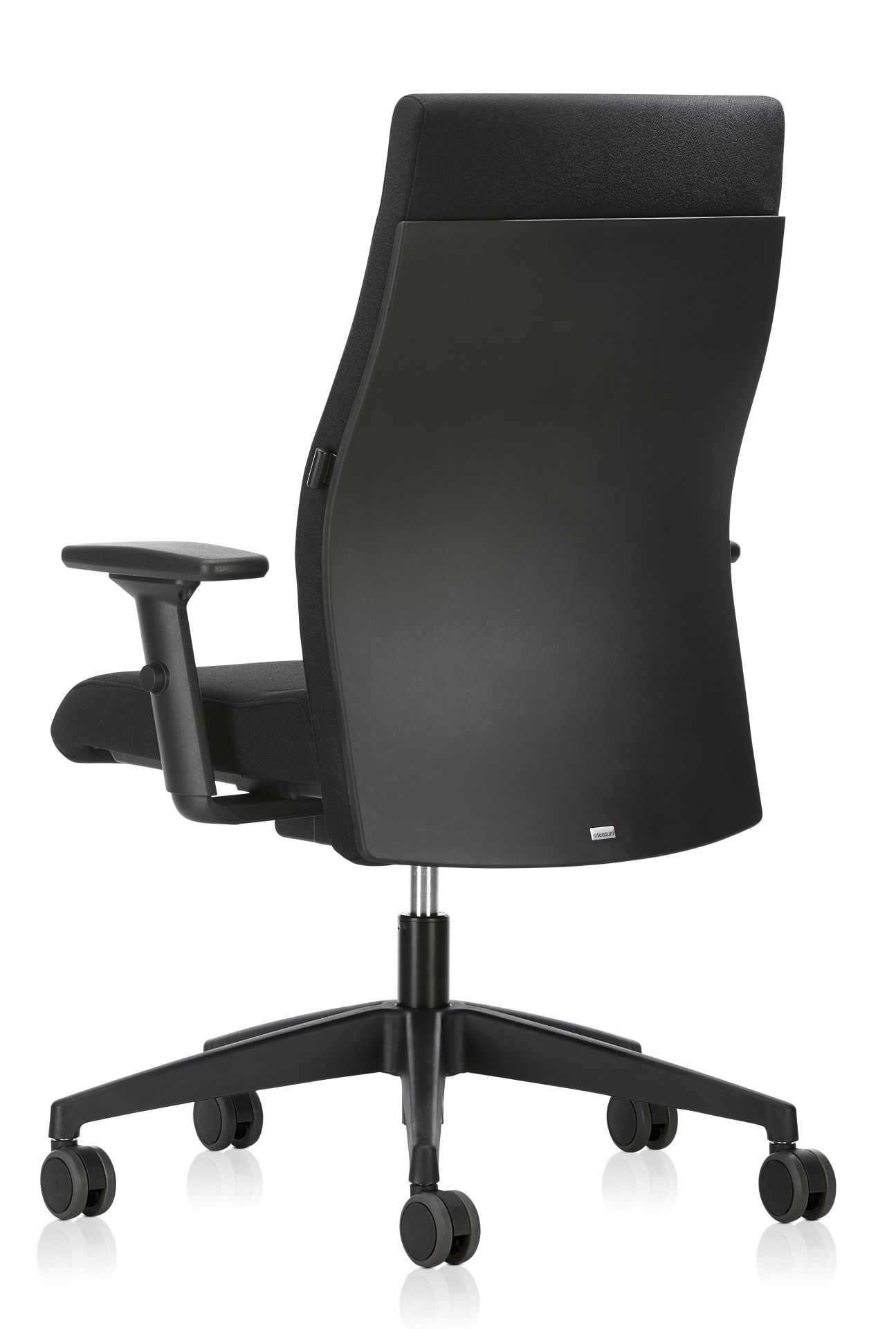 Schwarzer Bürostuhl von Interstuhl, ergonomisch geformt mit Armlehnen und Rollen, Rückansicht für optimalen Komfort.
