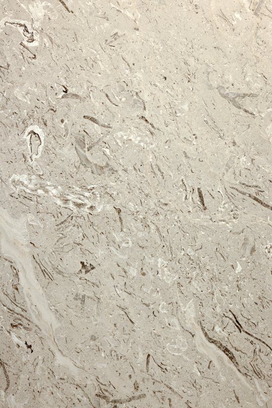 Detailaufnahme der Marmorplatte des Kuyu Marble Couchtischs mit einzigartigen Maserungen und Texturen.